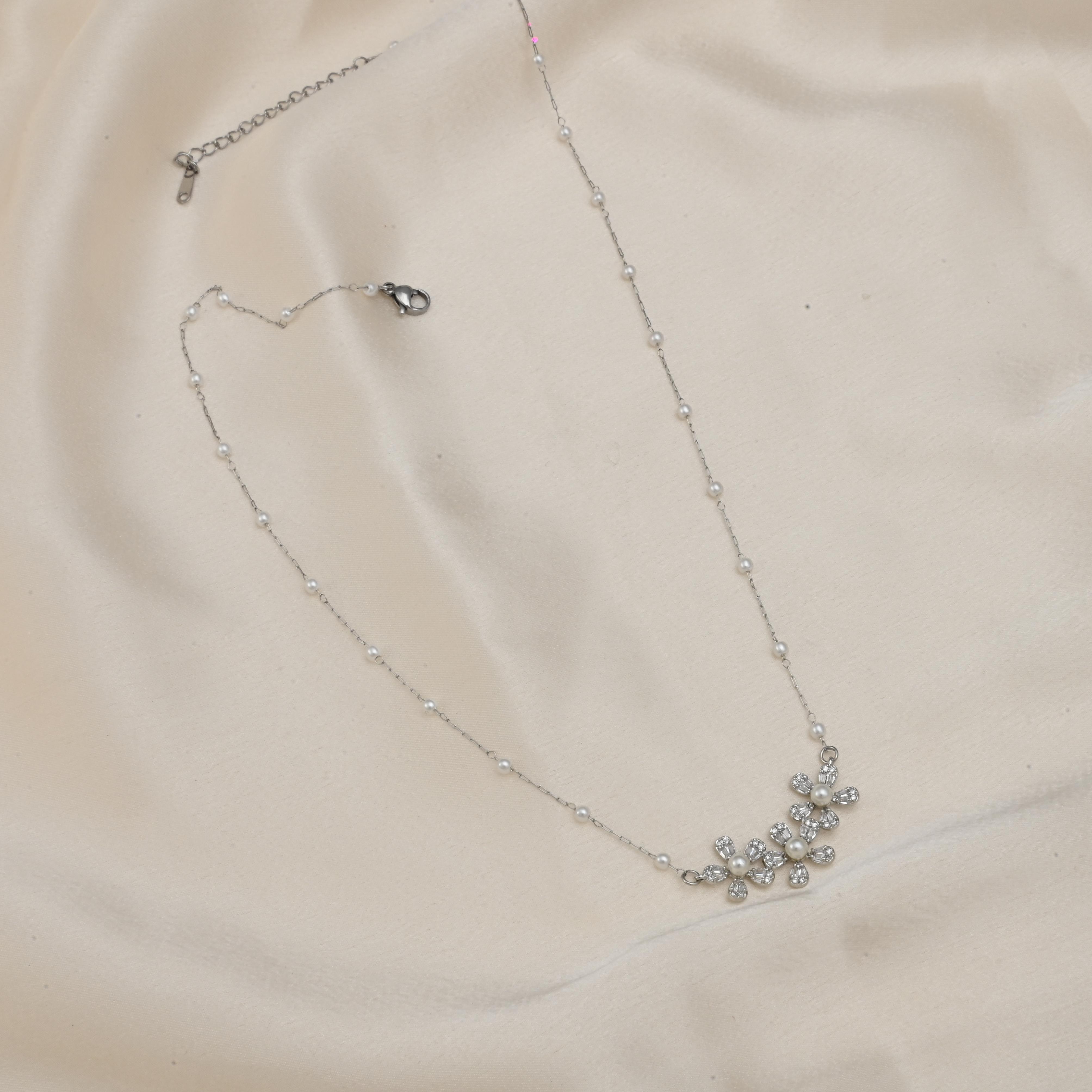 Delicate Flower Necklace - Silver