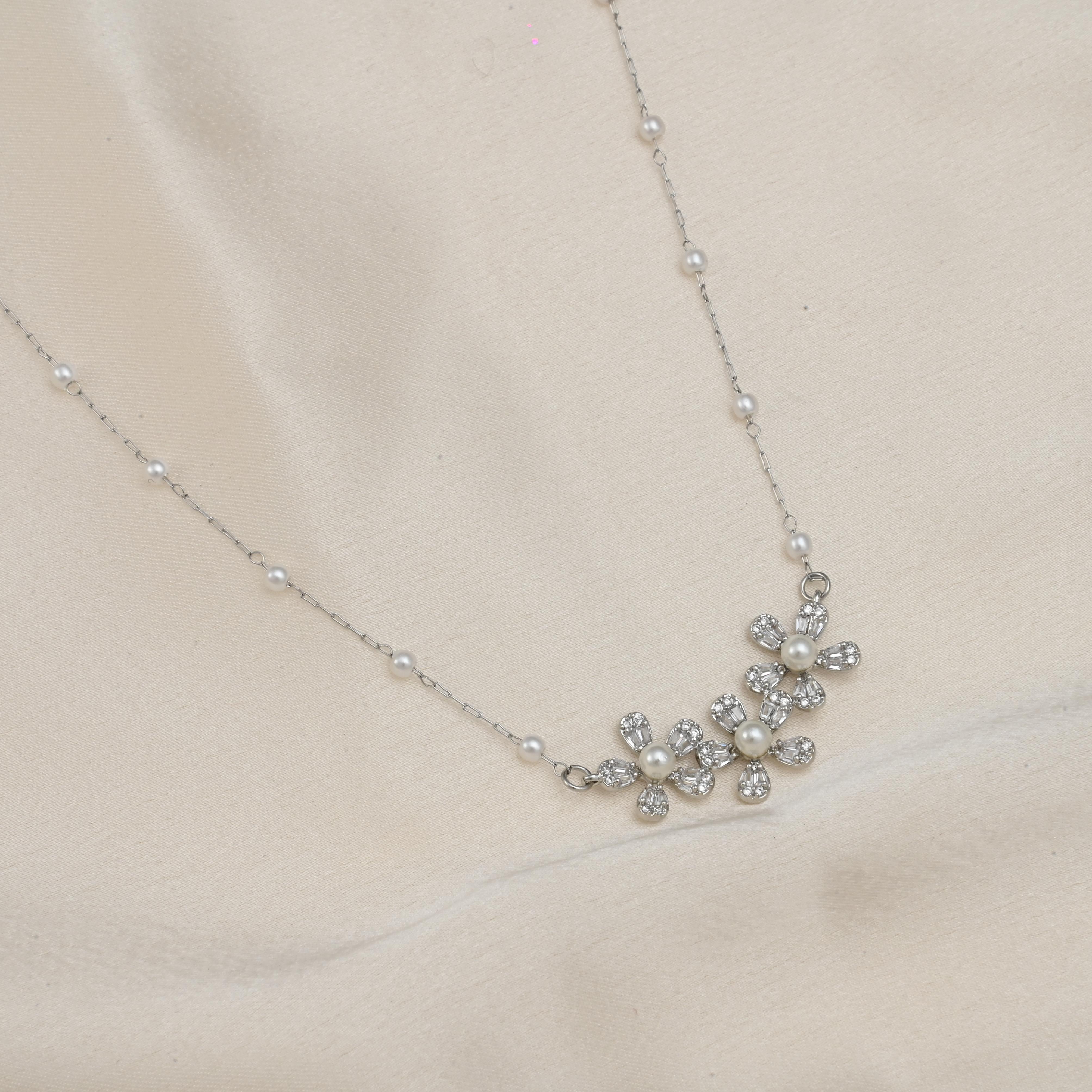 Delicate Flower Necklace - Silver