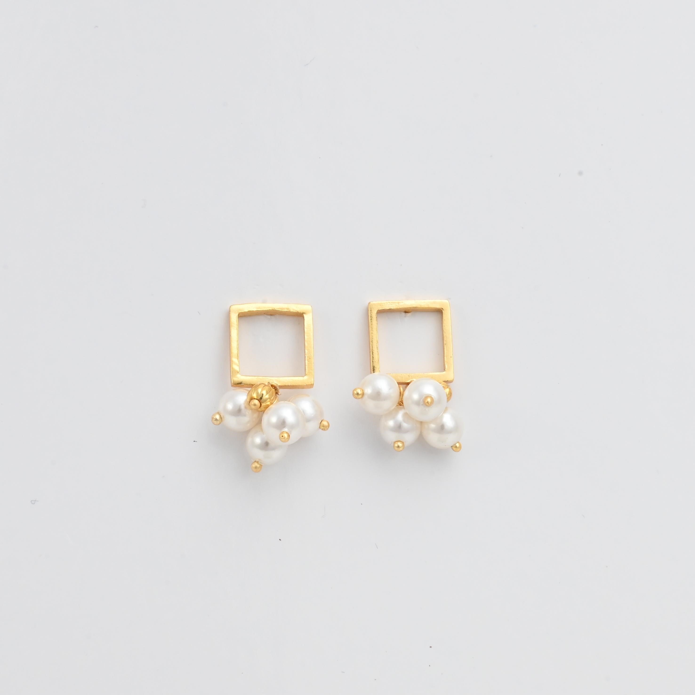 Neo Pearl Studs
