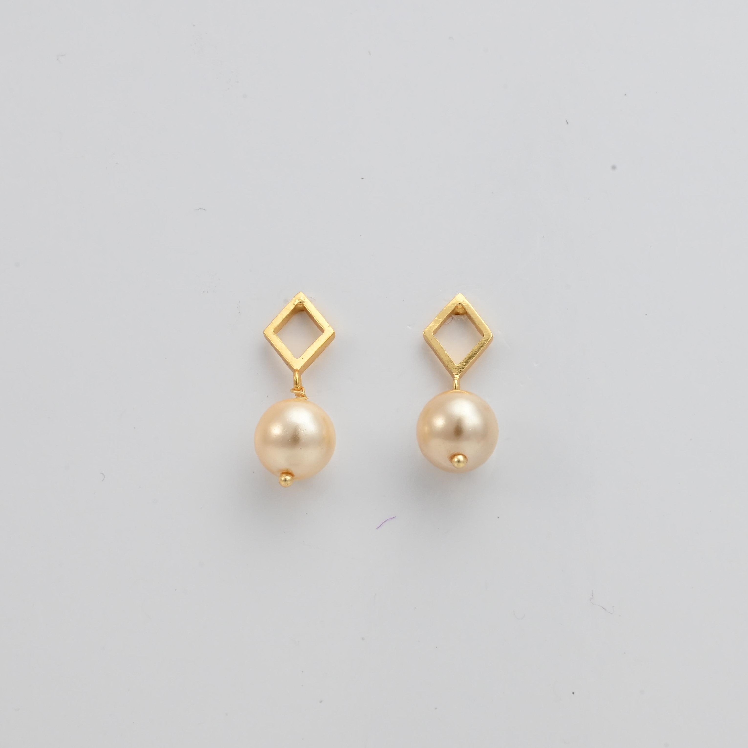 Nora Pearl Earring
