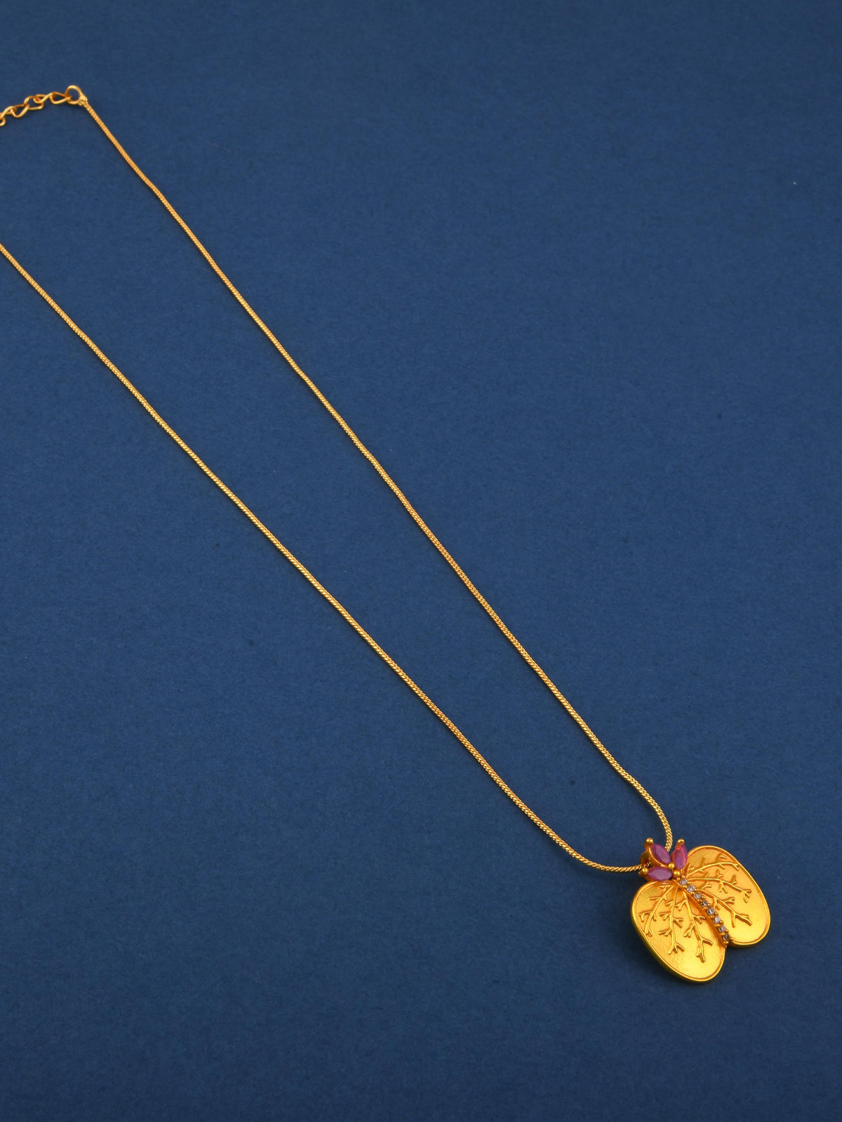 Apta Pendant Necklace