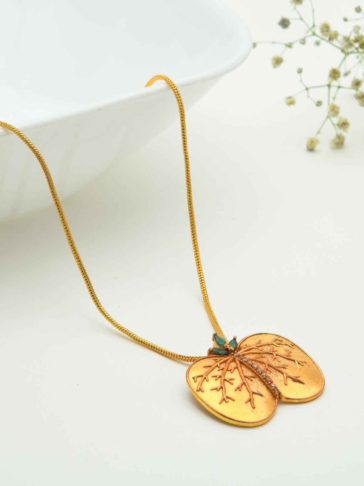 Apta Pendant Necklace