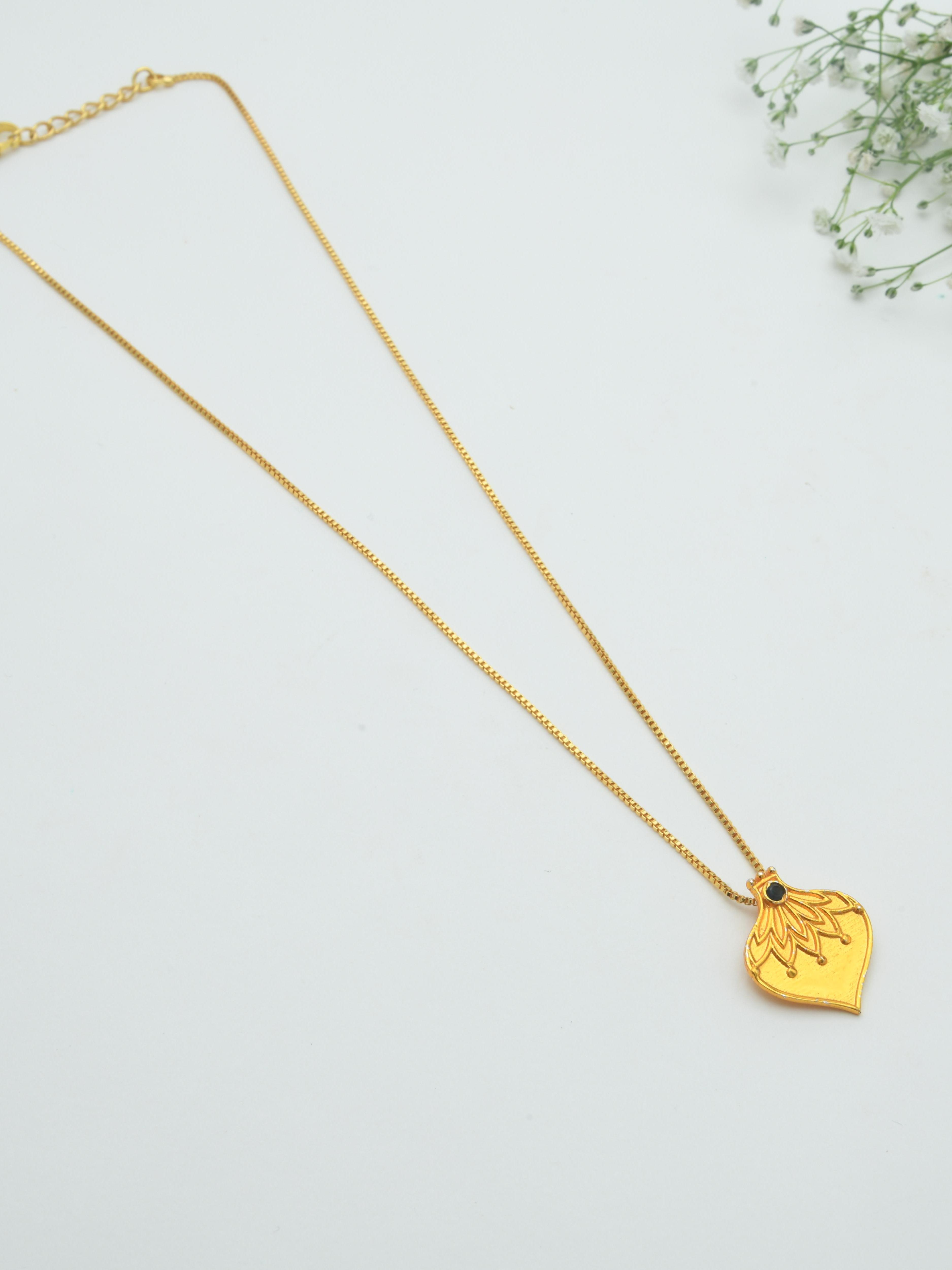 Suchi Pendant Necklace