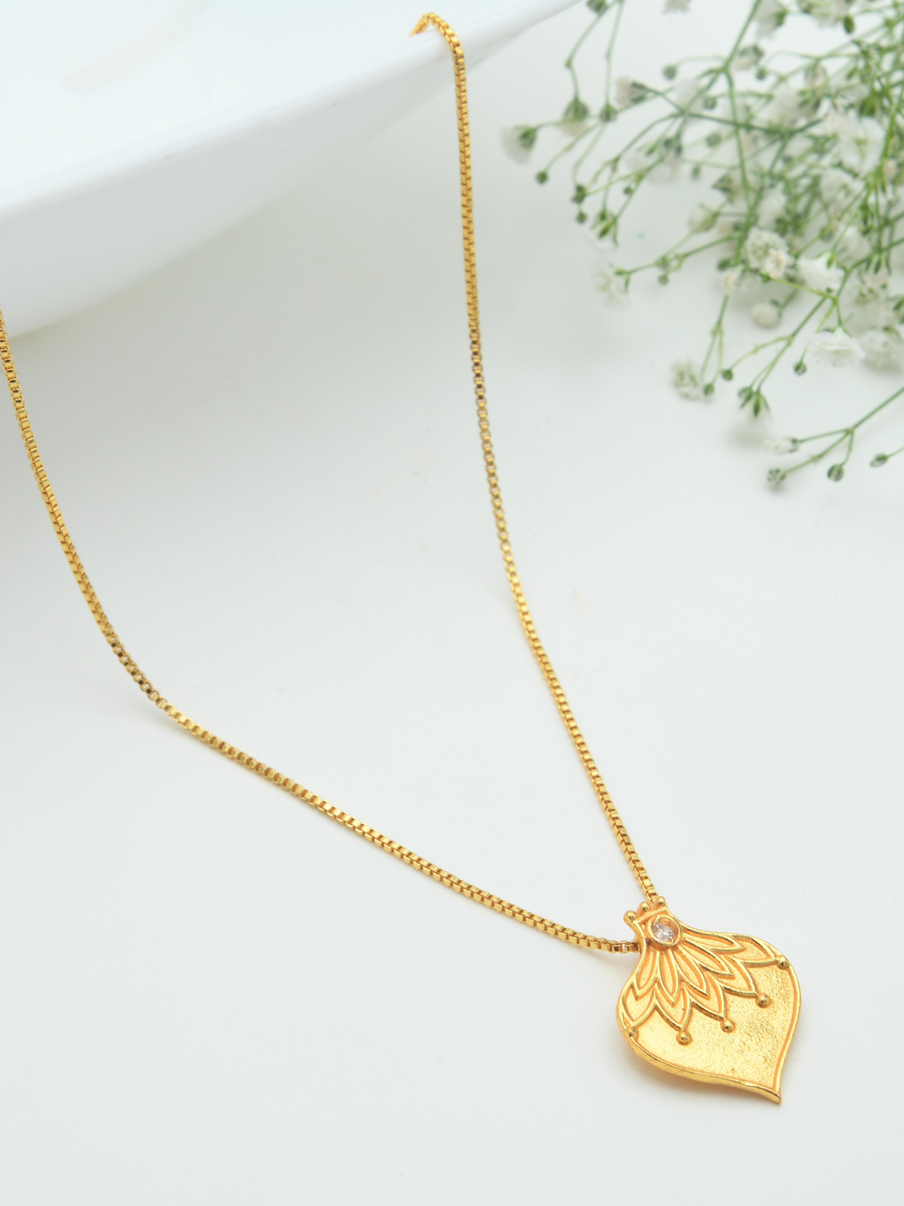 Suchi Pendant Necklace