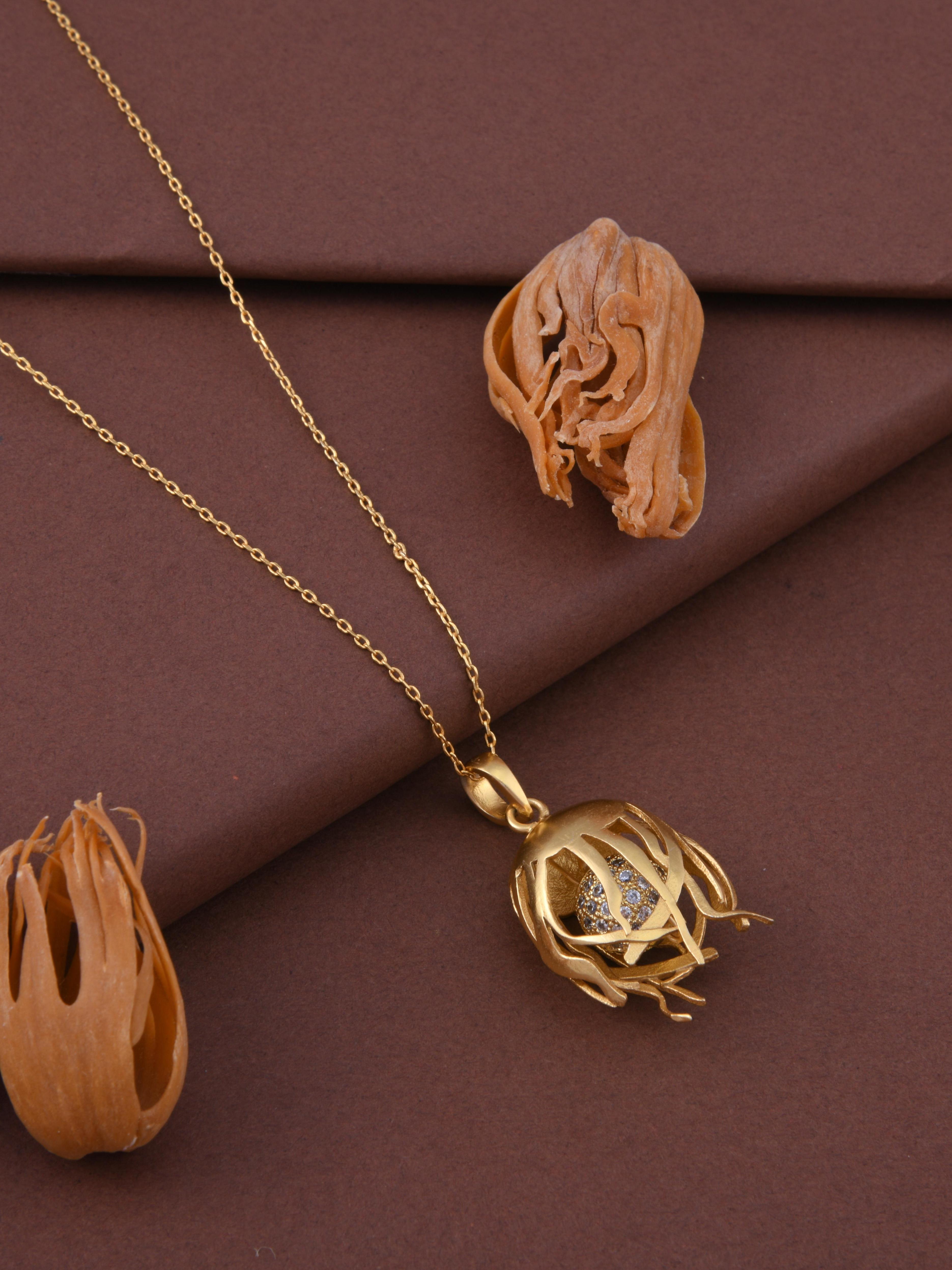 Mace Spice Pendant Necklace