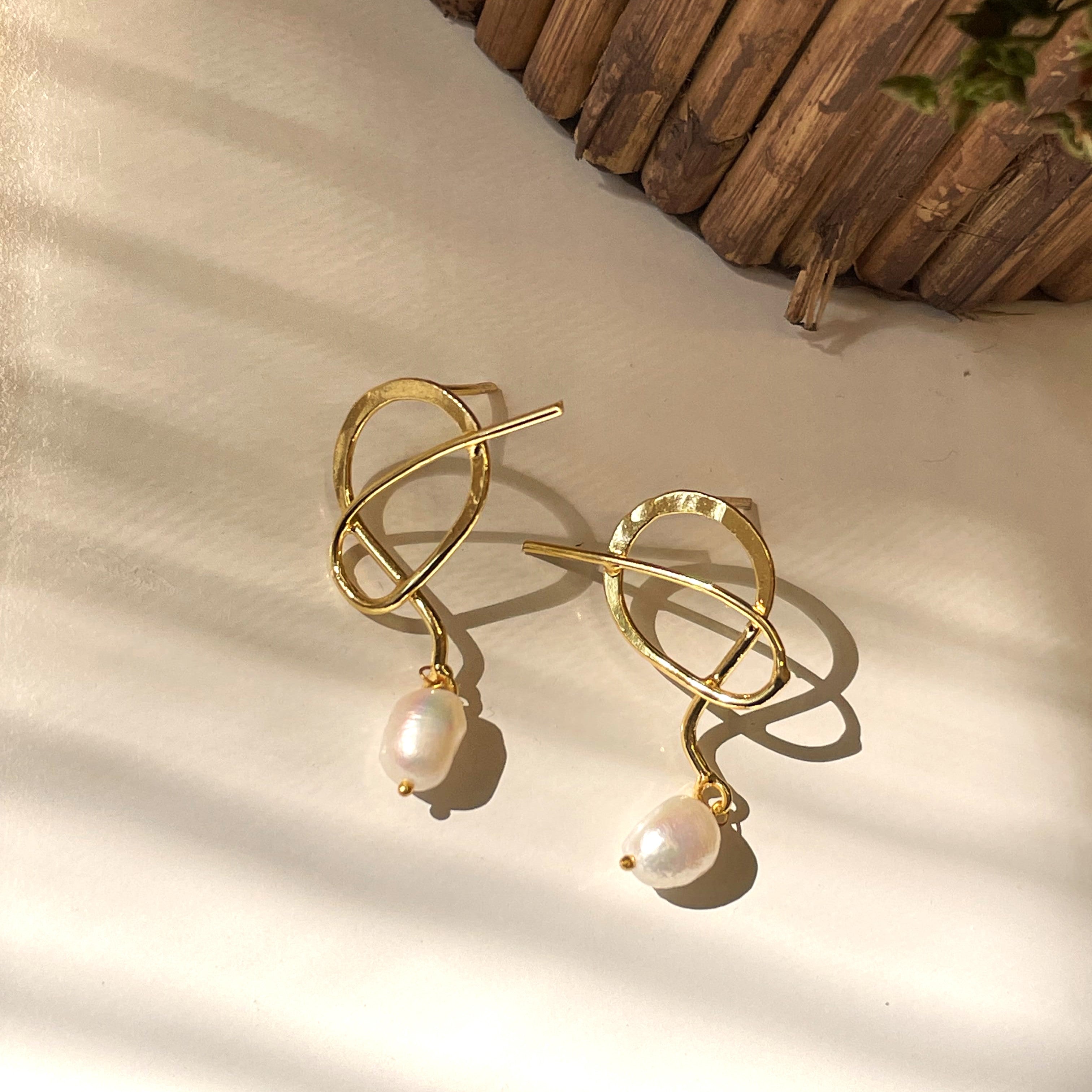 Symphony Pearl Earring