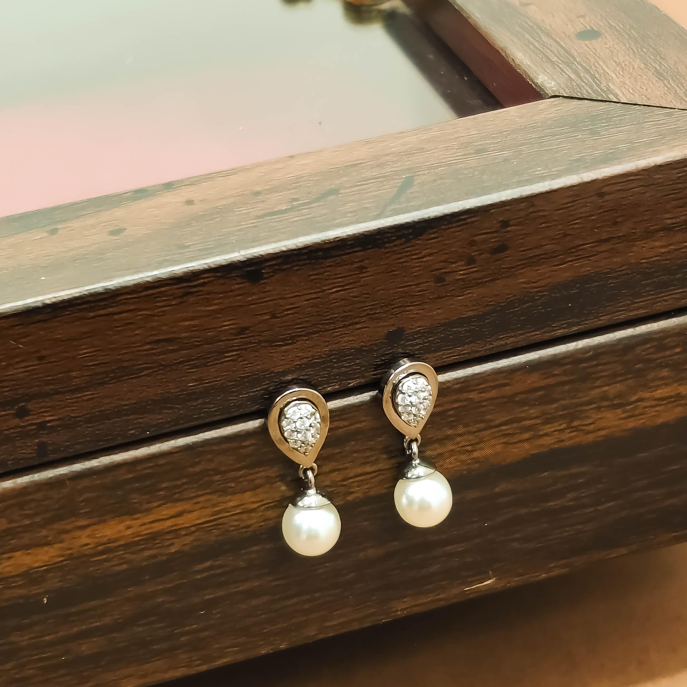 Pearl Glow Drop Earrings