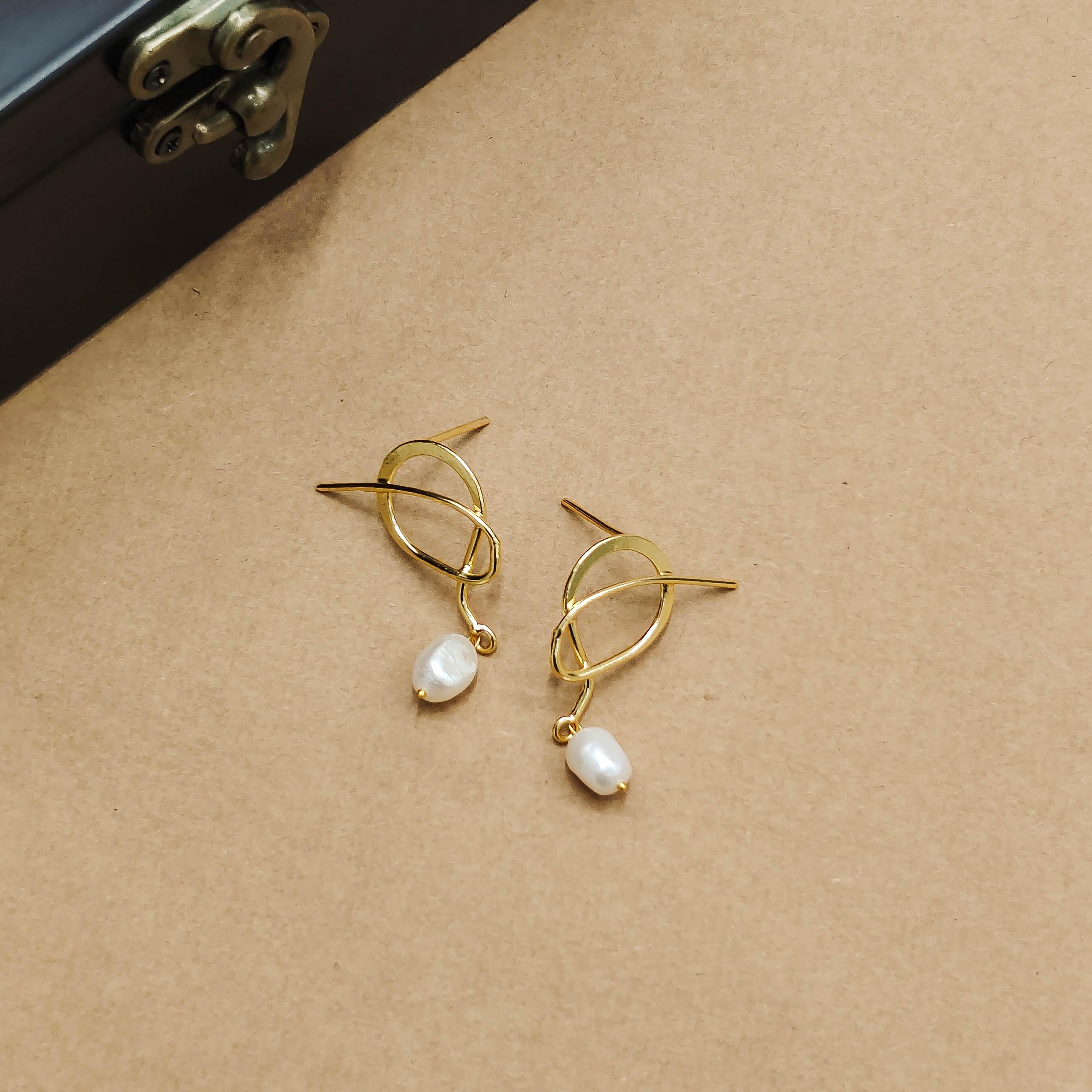 Symphony Pearl Earring