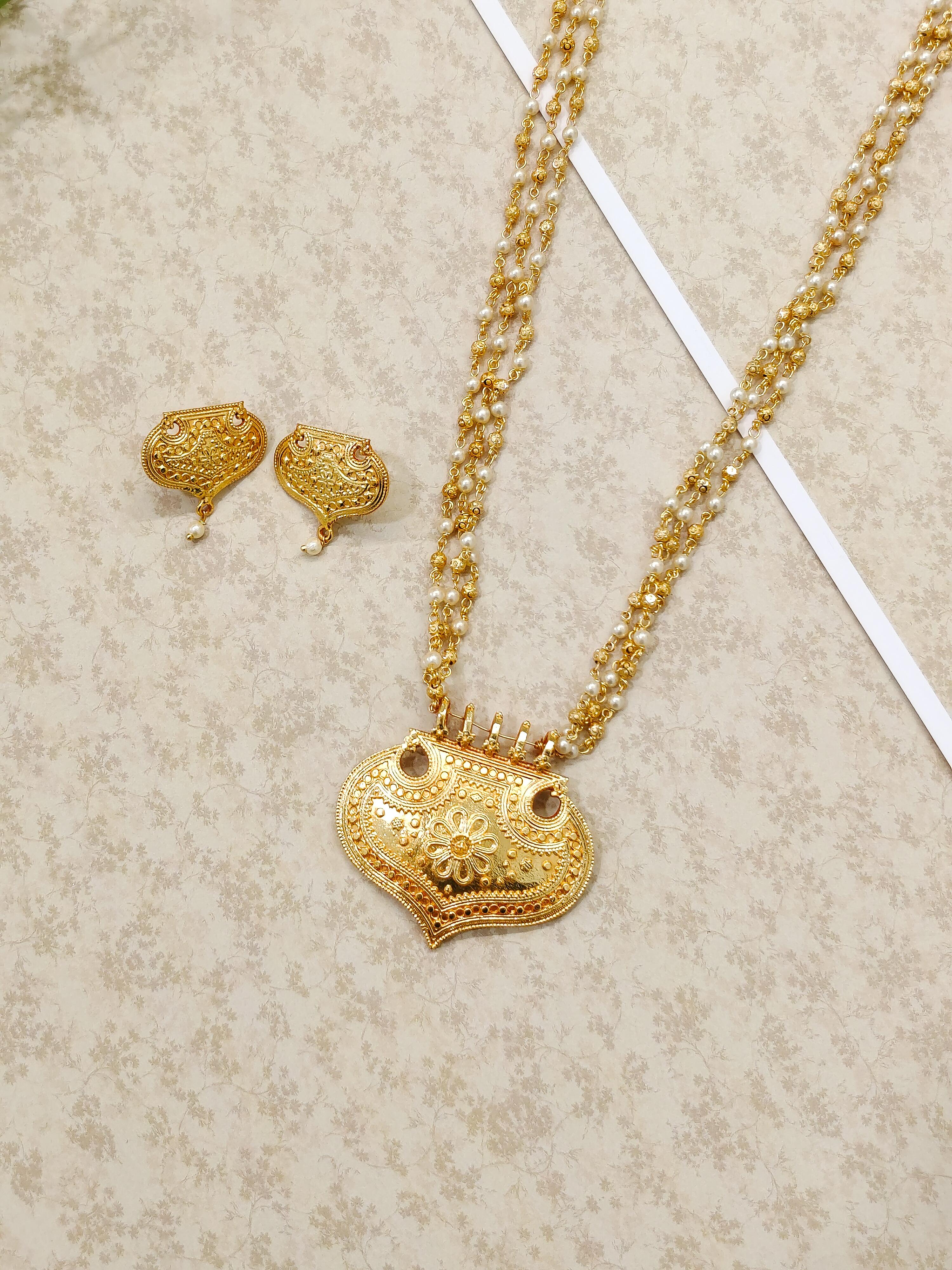 Rajshri Pearl Necklace