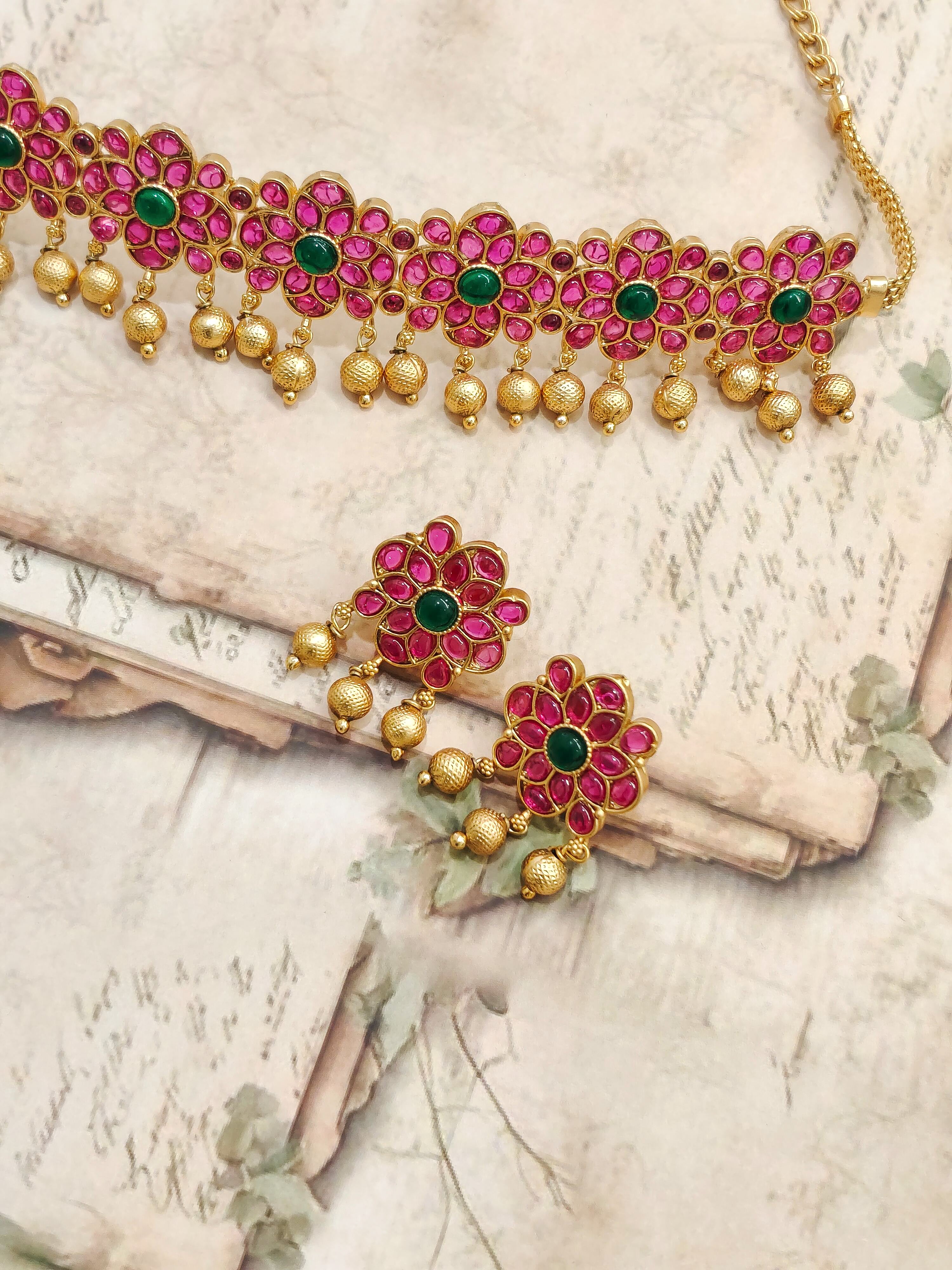 Flower Kemp Stones Necklace