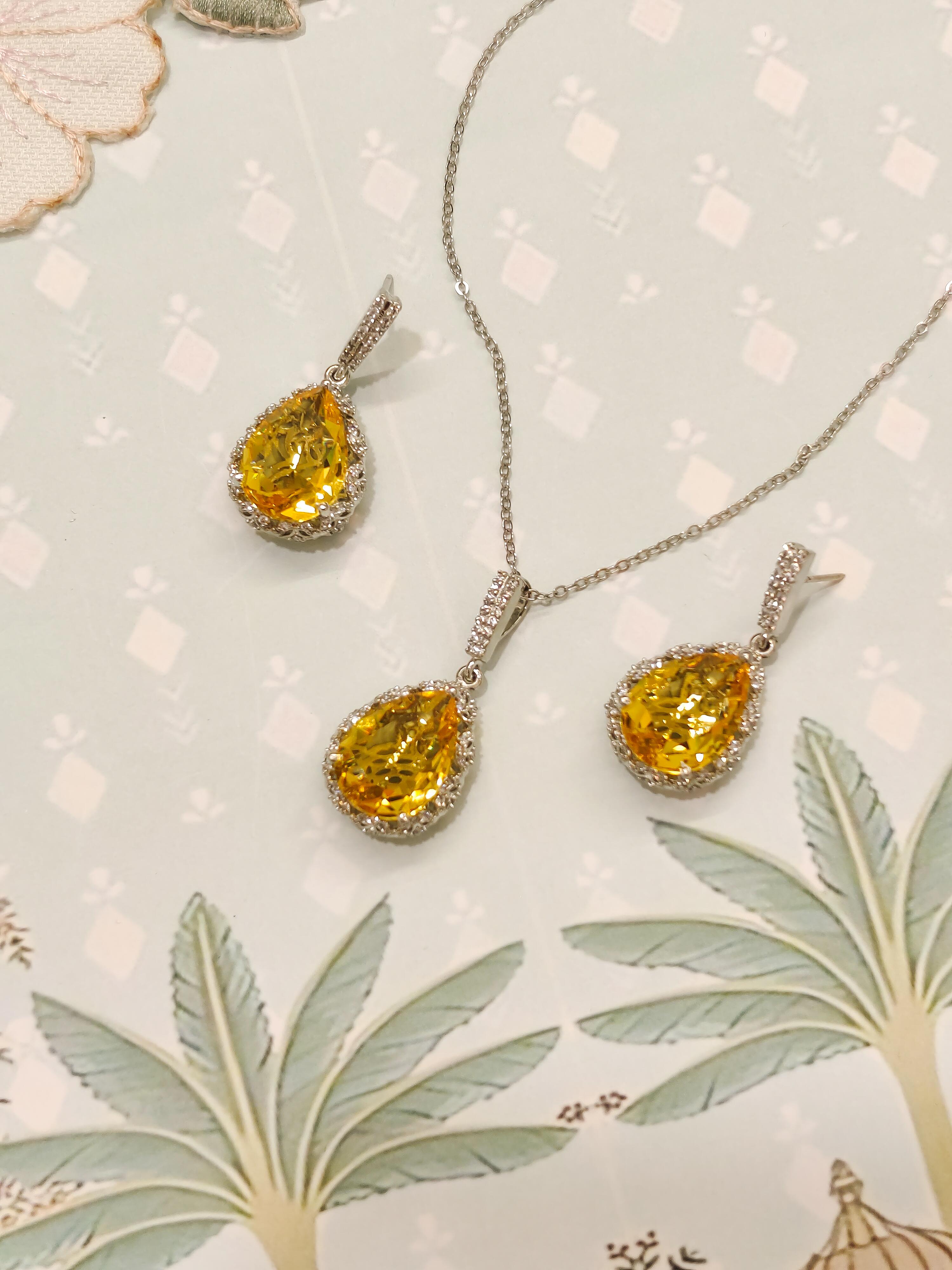 Mahi Drop Pendant Set