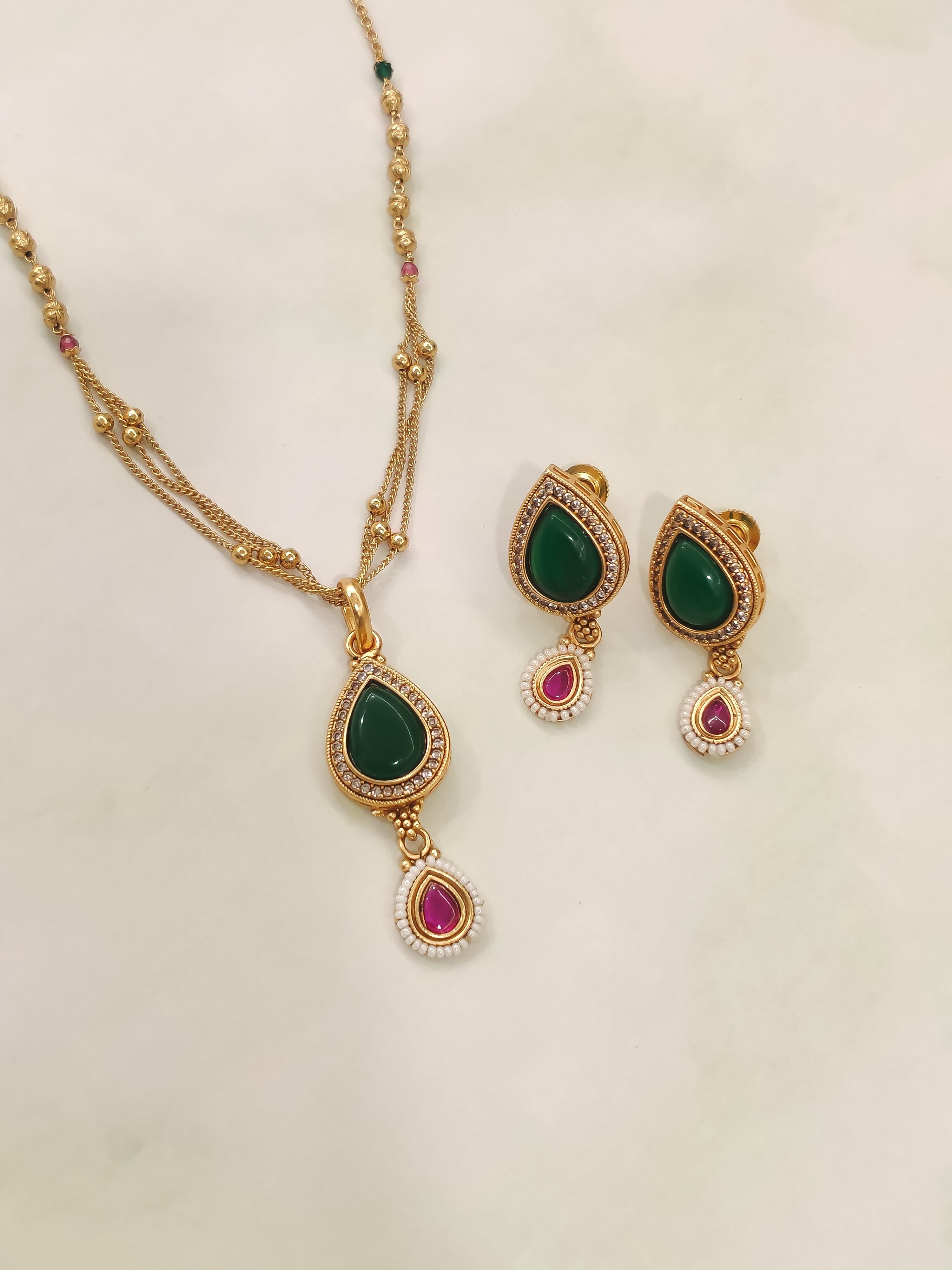 Baani Temple Pendant Set
