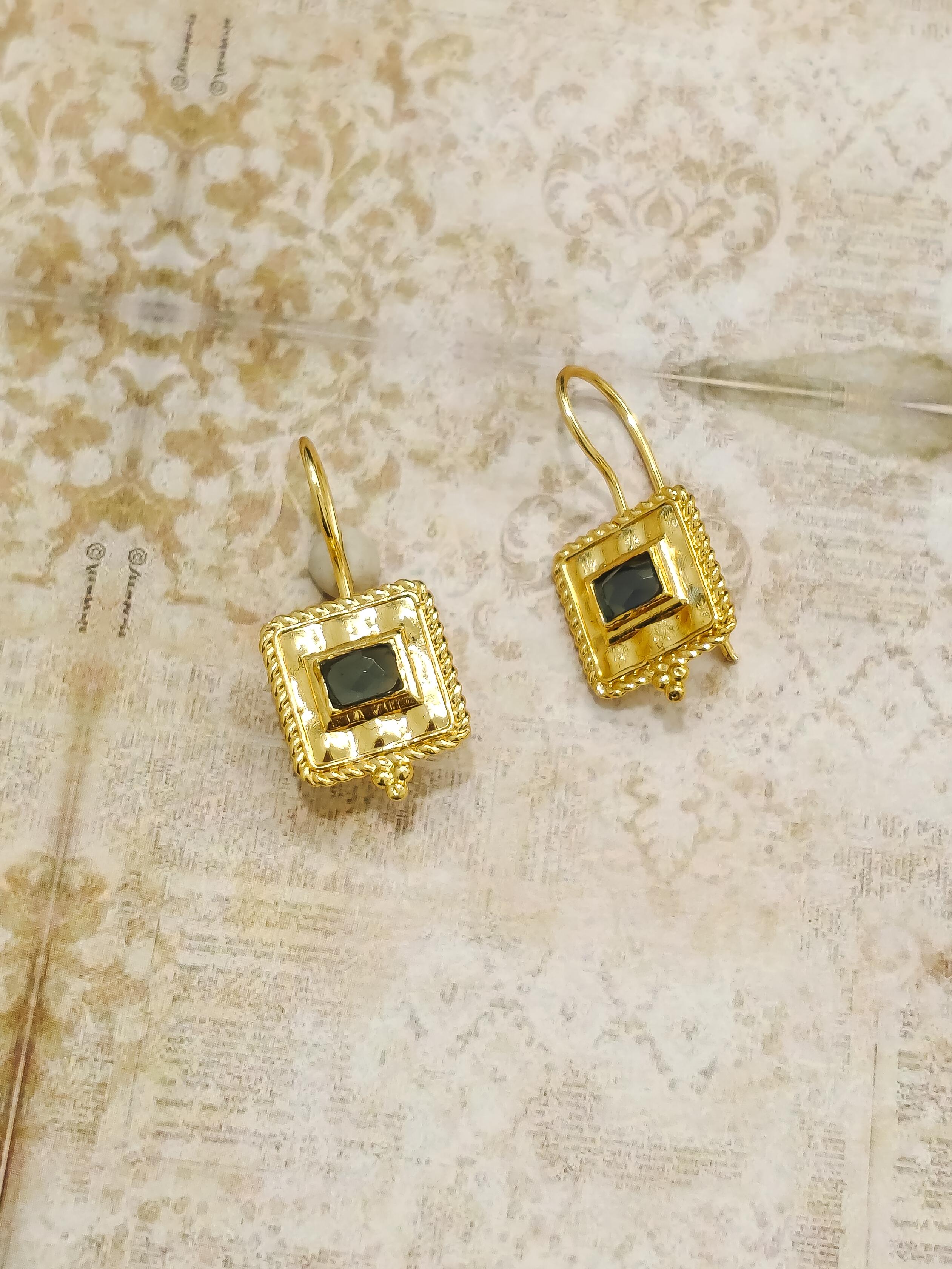 Aara Luxe Stone Earring