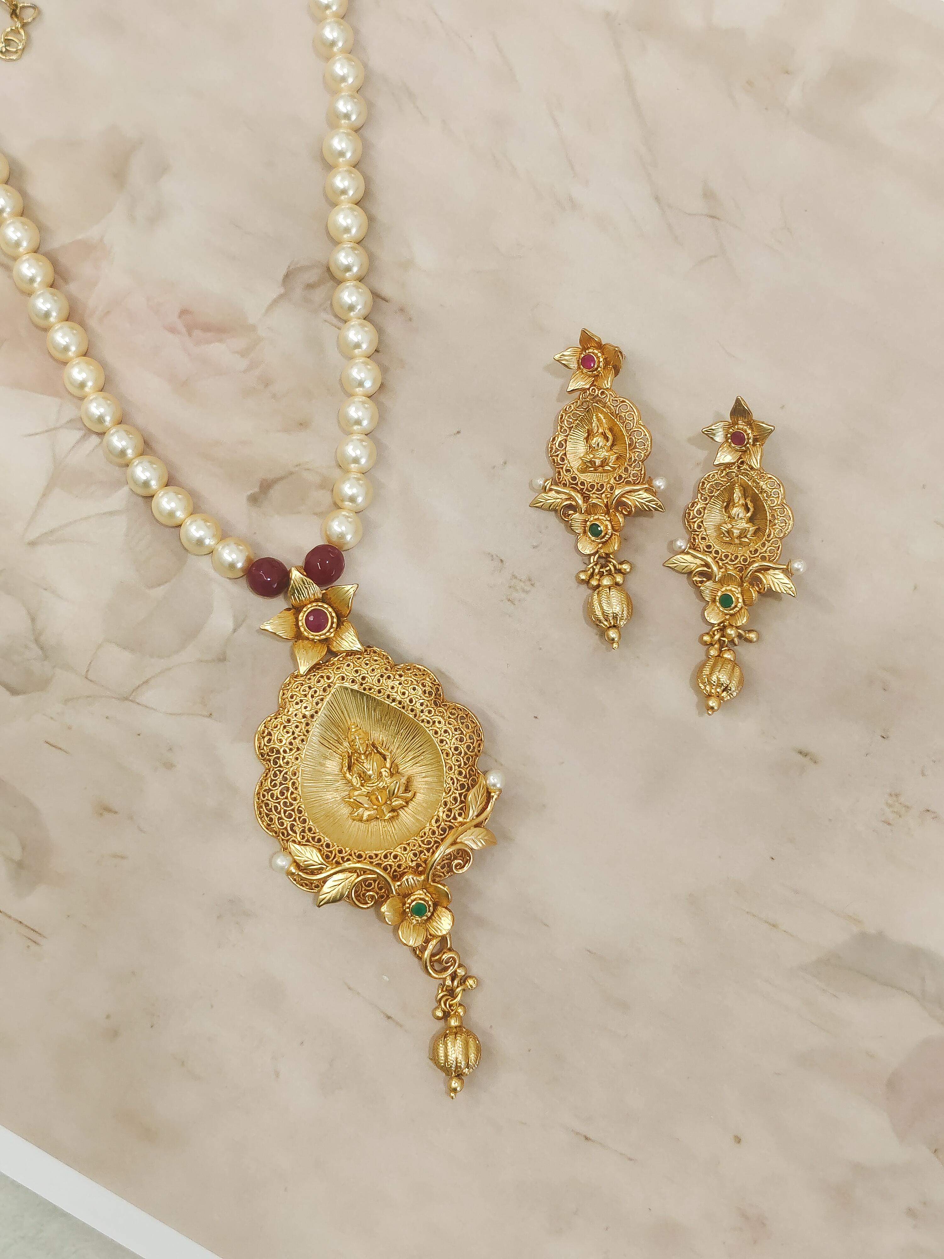 Devi Pearl Necklace Set