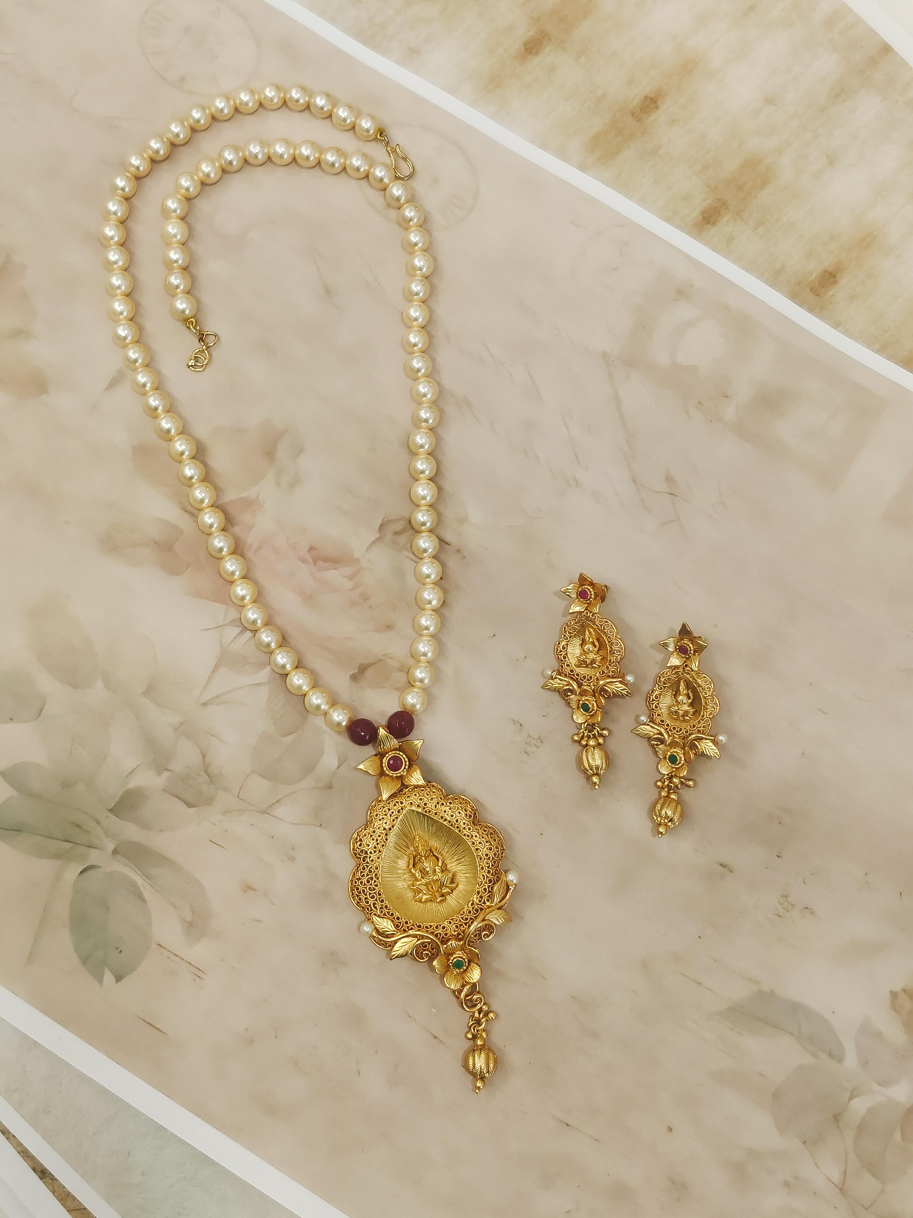 Devi Pearl Necklace Set