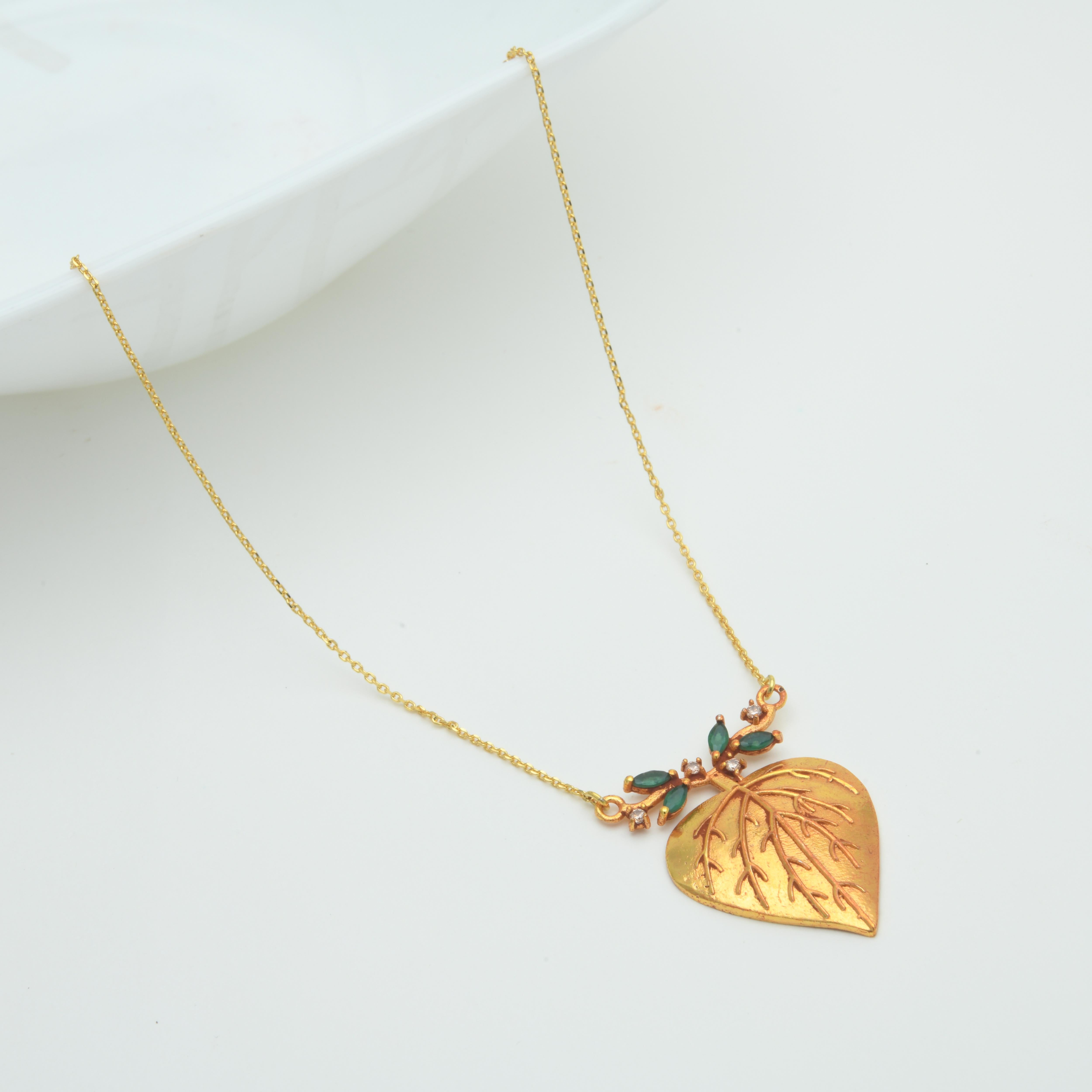 Vida Pendant Necklace