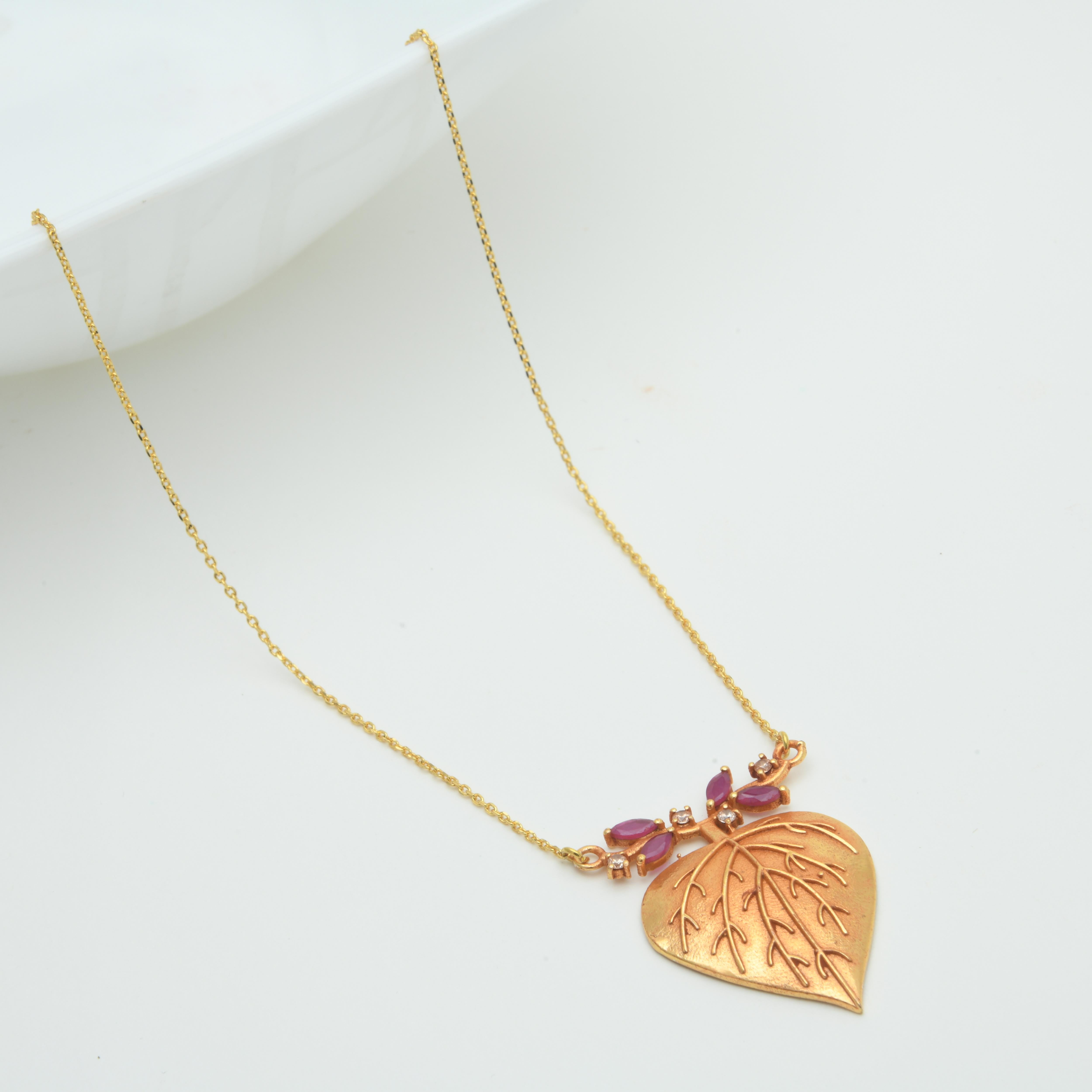 Vida Pendant Necklace