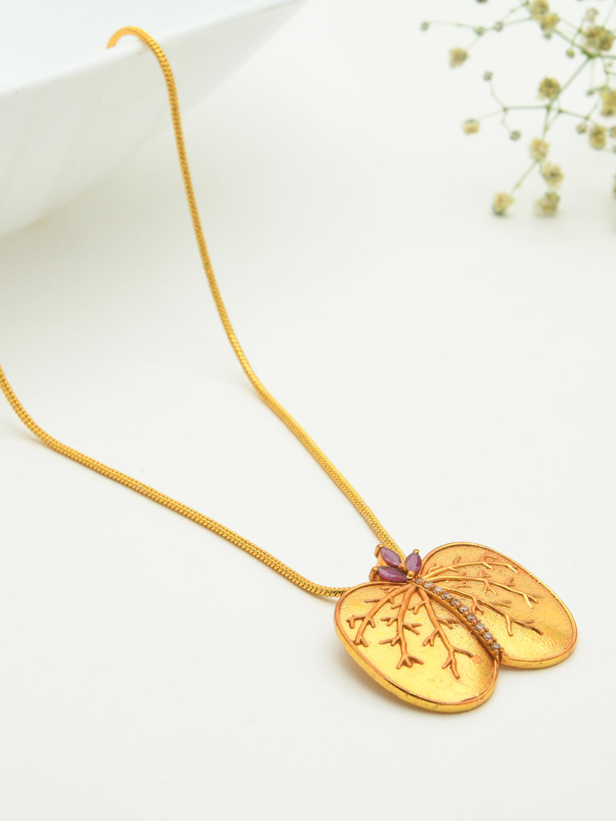 Apta Pendant Necklace