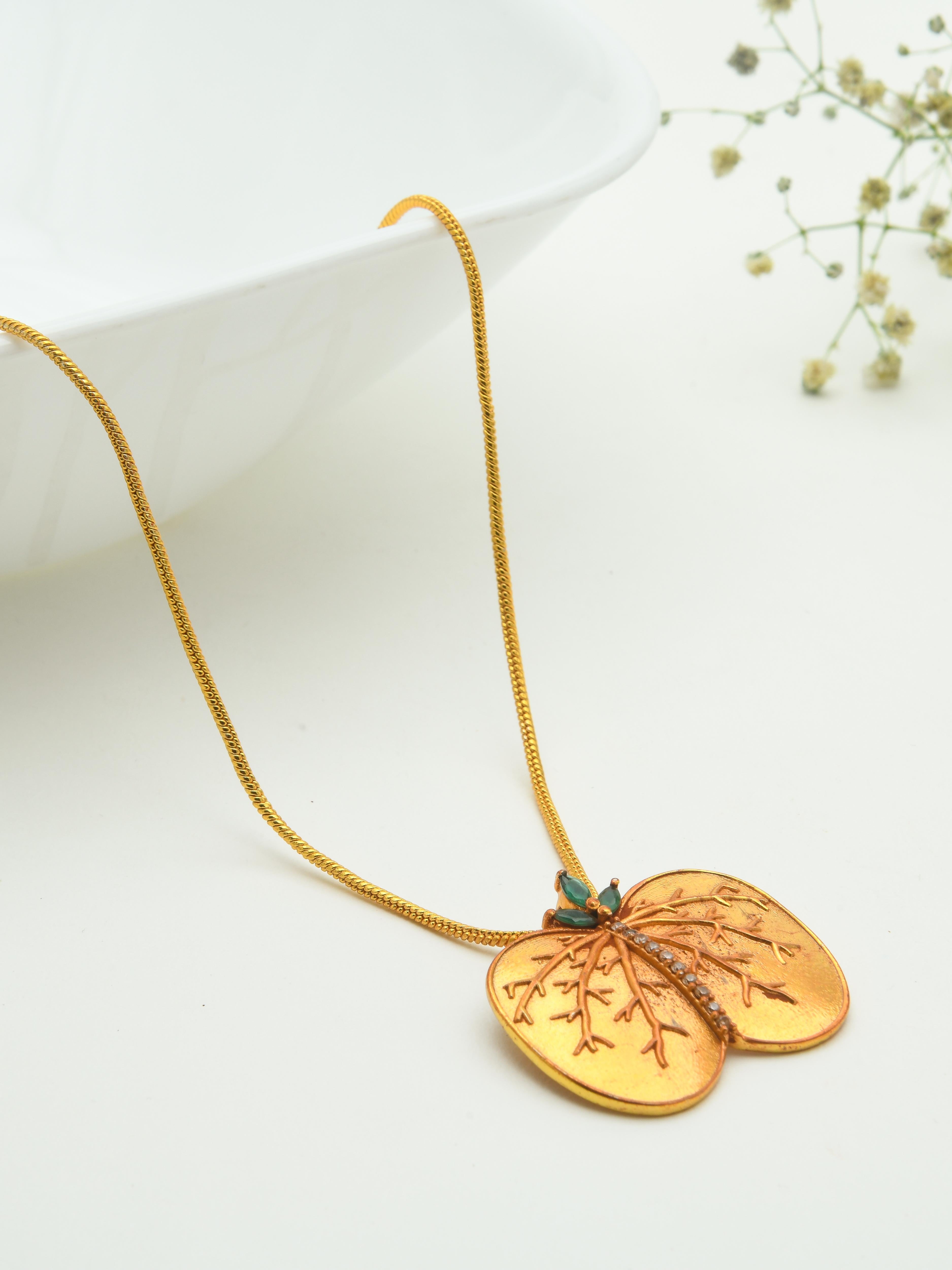 Apta Pendant Necklace