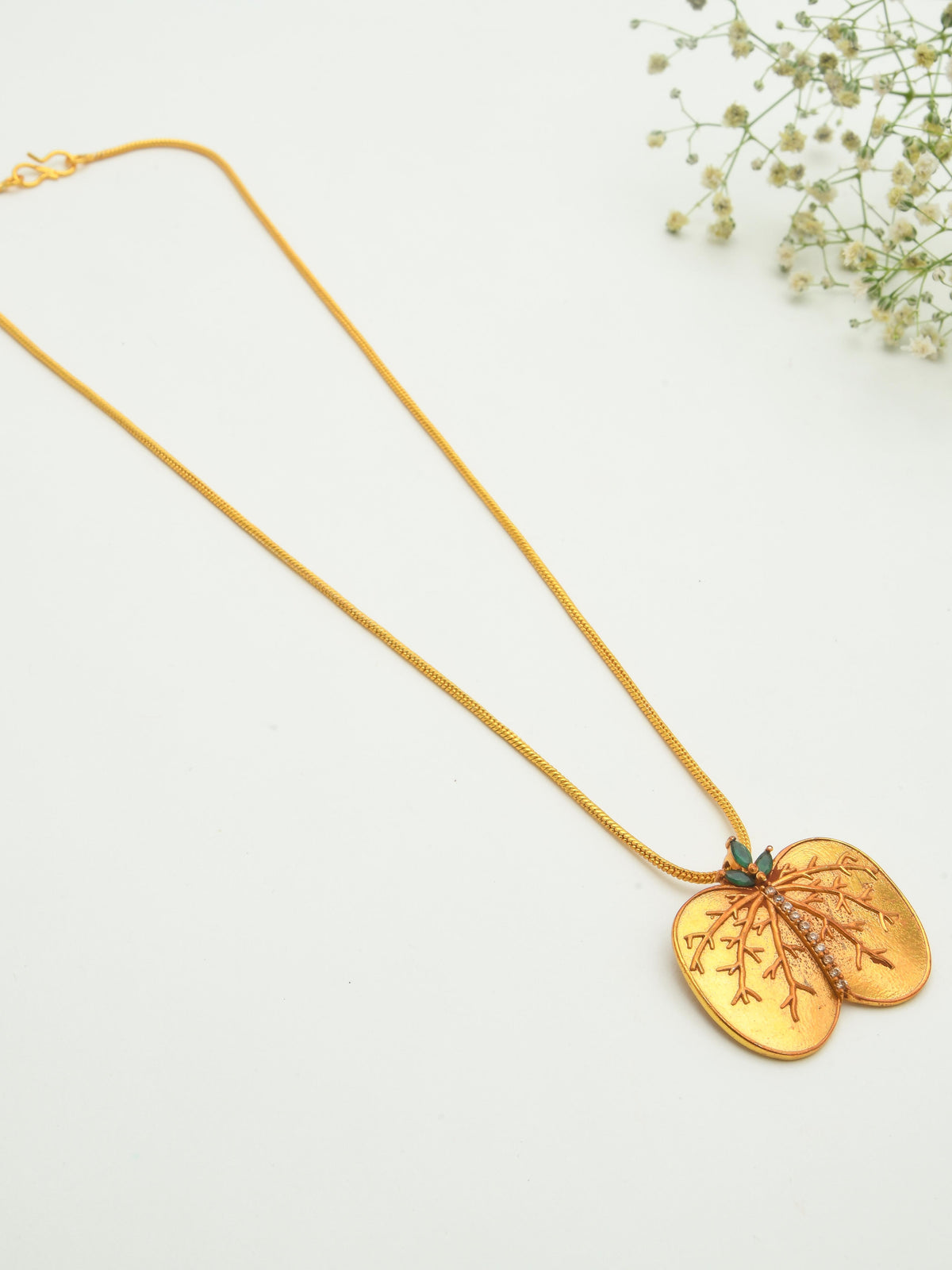 Apta Pendant Necklace