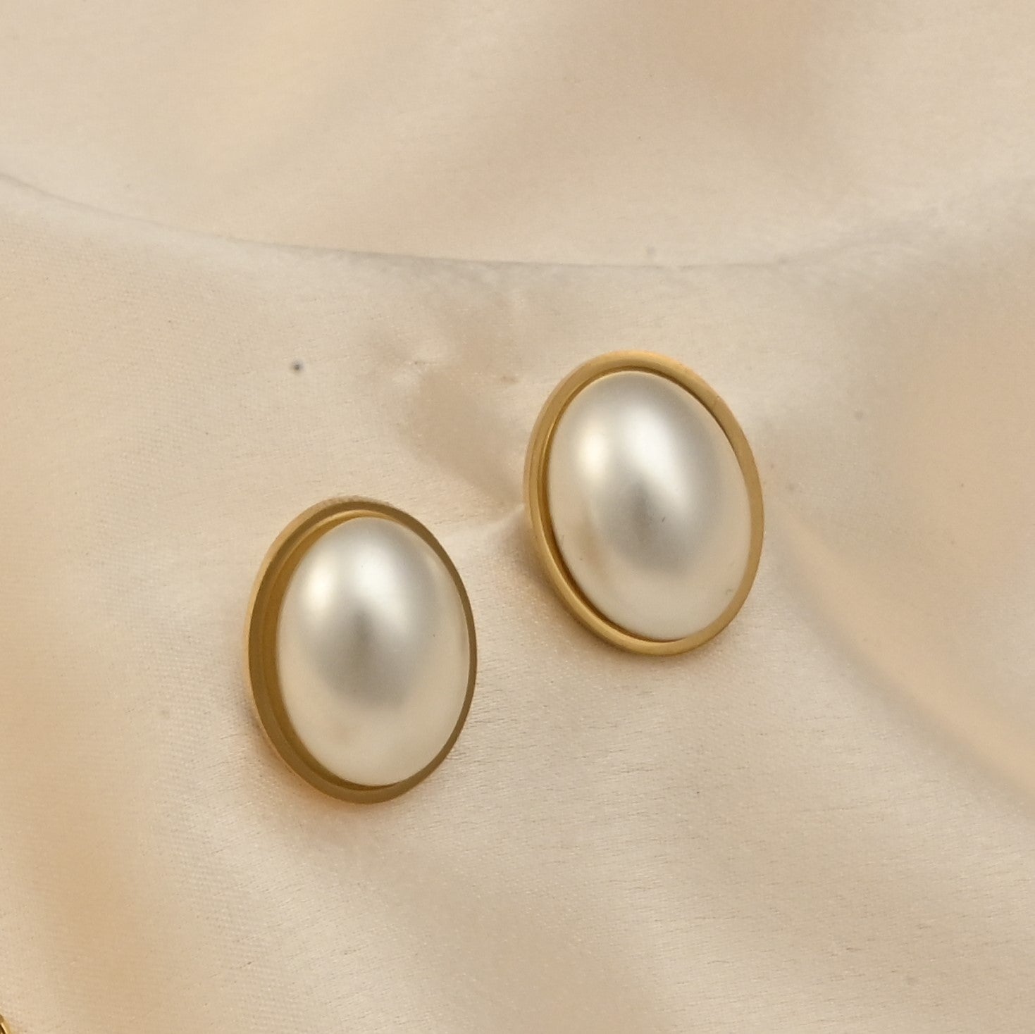 Lisa Pearl Studs, Oval