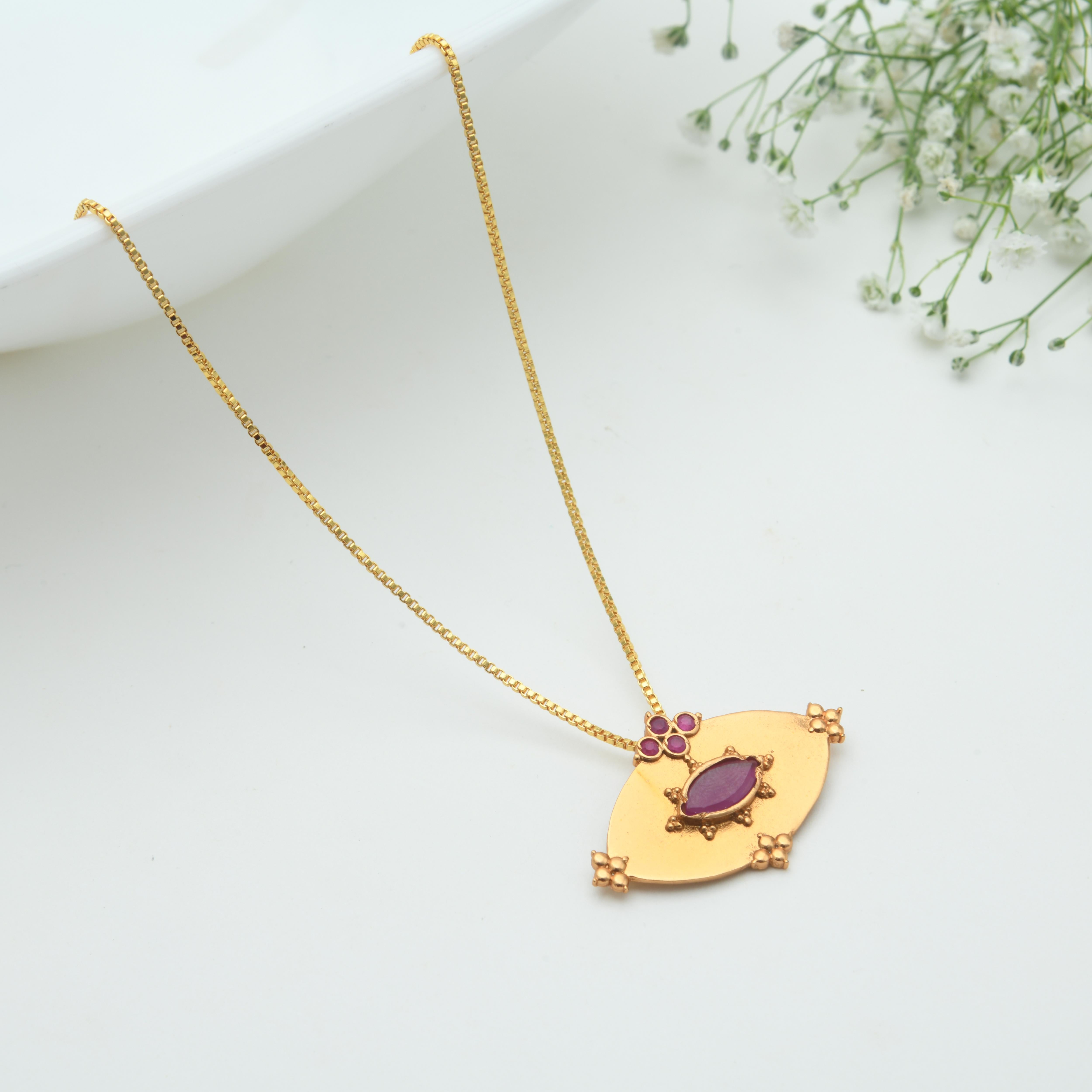 Medham Pendant Necklace