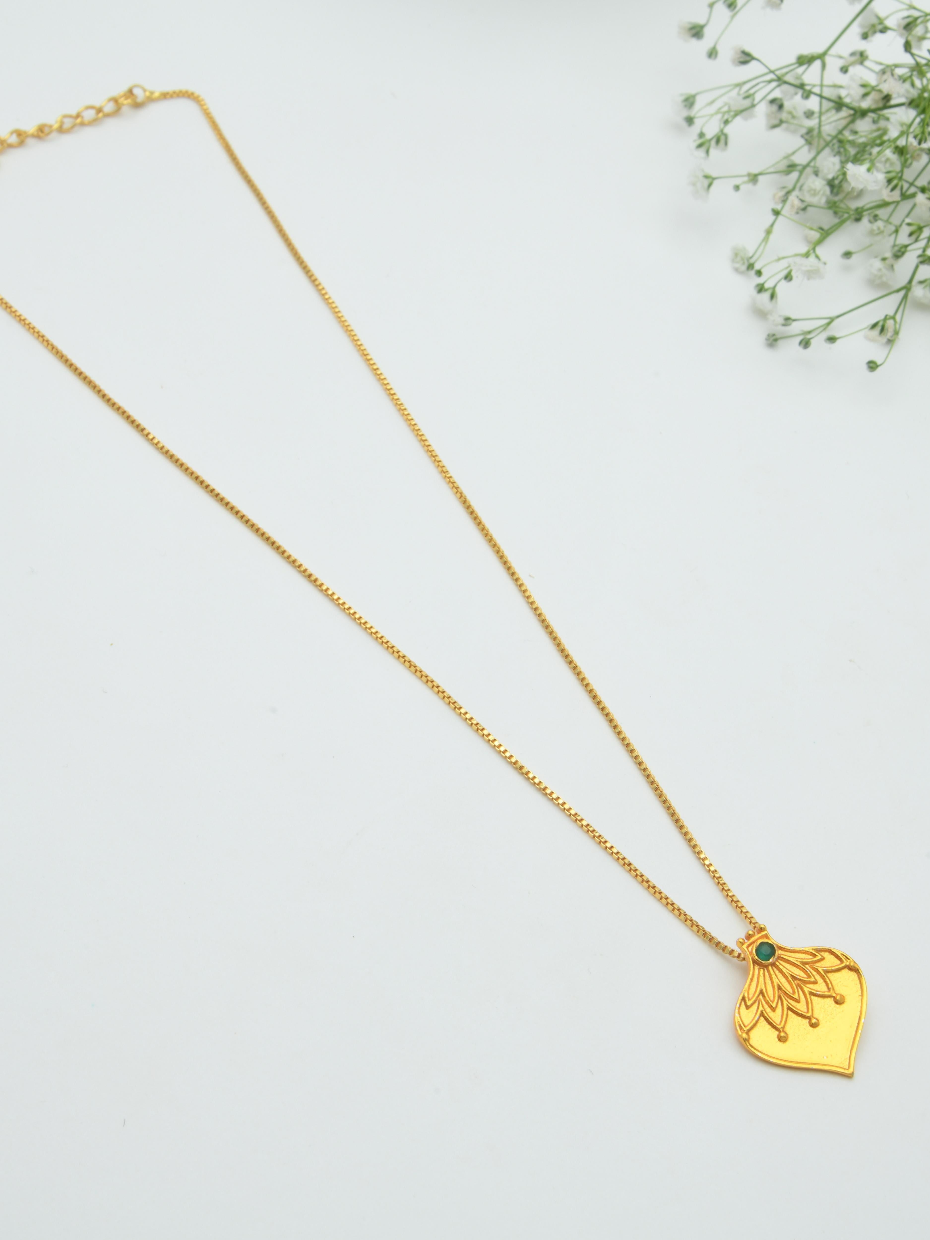 Suchi Pendant Necklace
