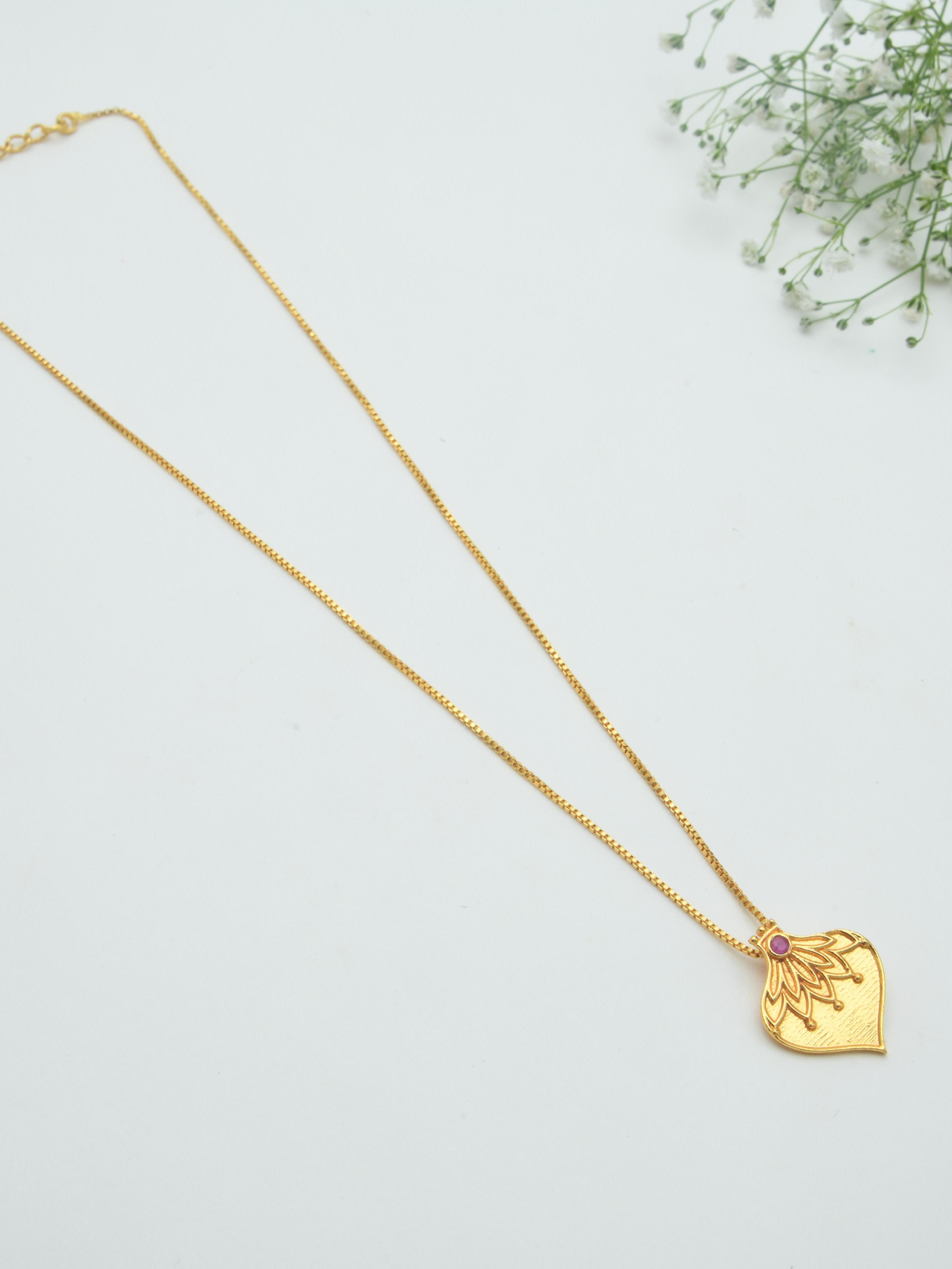 Suchi Pendant Necklace