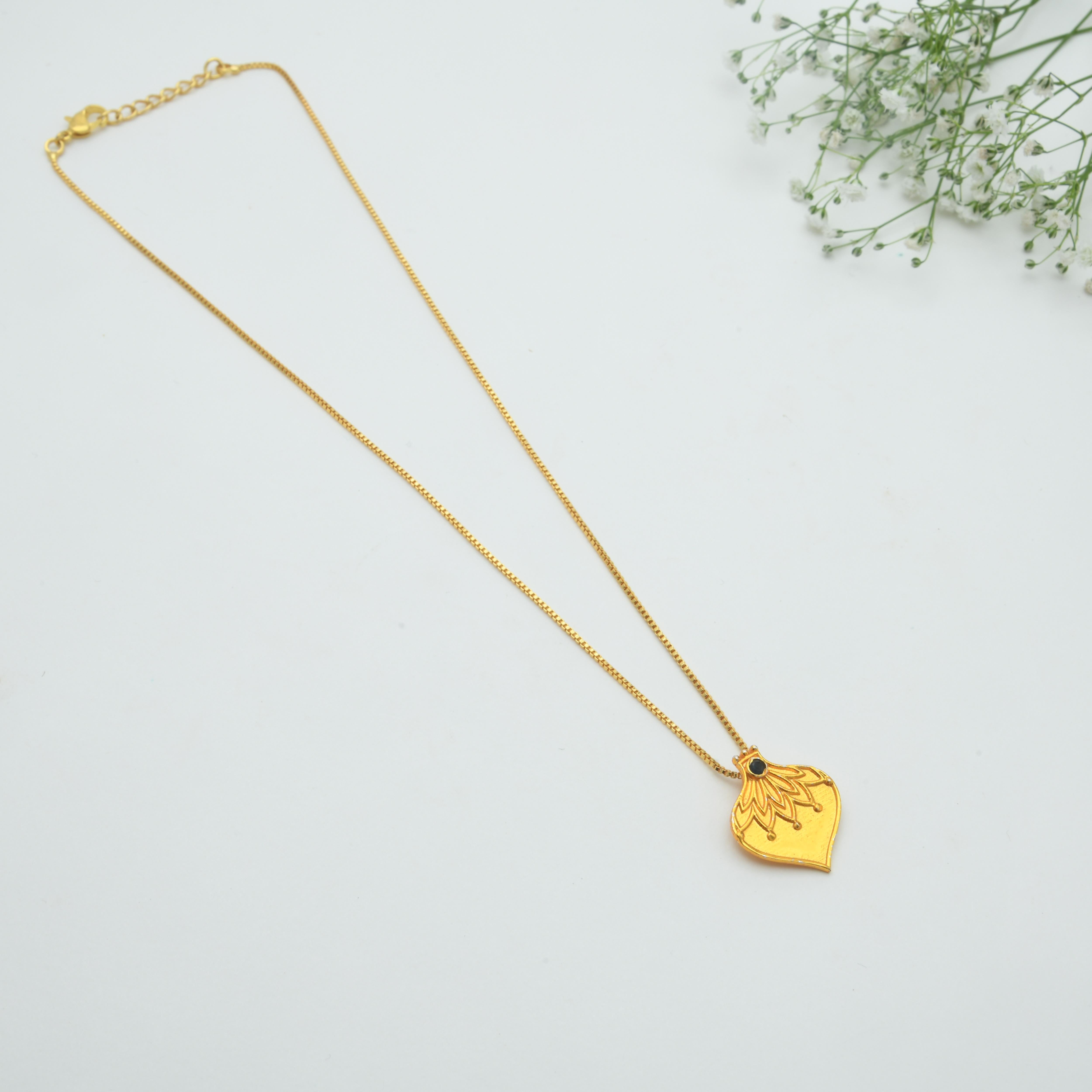 Suchi Pendant Necklace