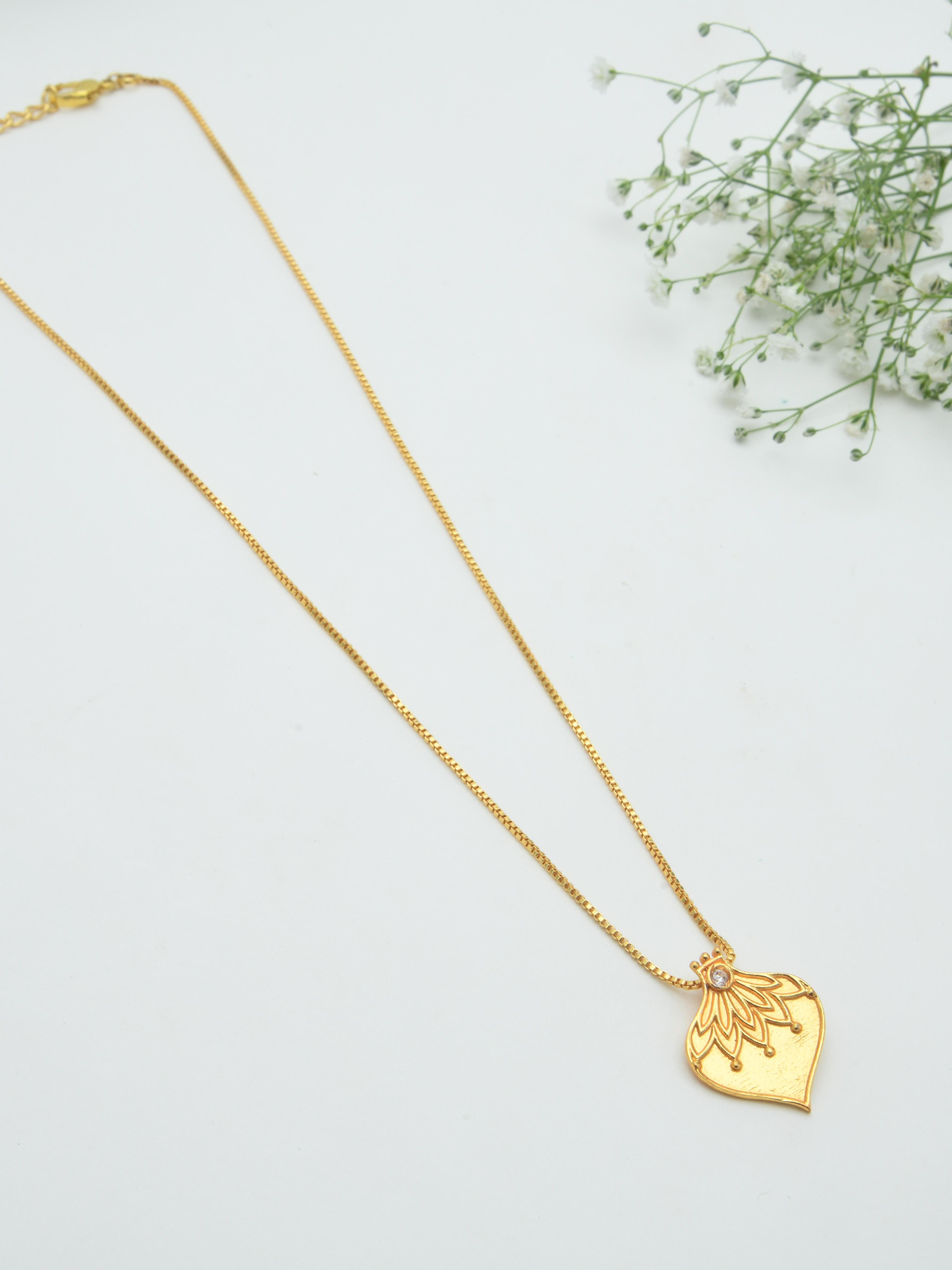 Suchi Pendant Necklace