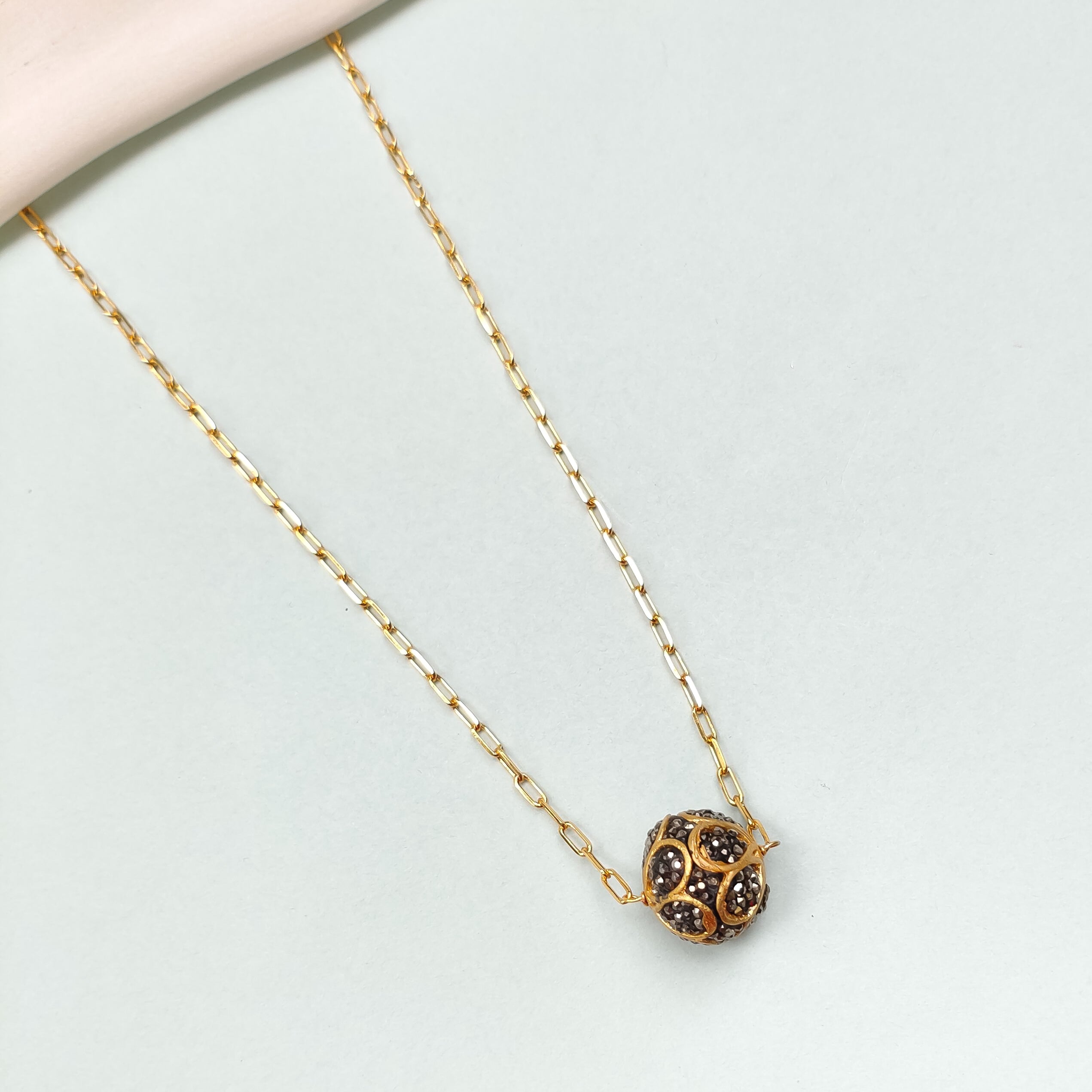 Nivi Link Chain Pendant Necklace