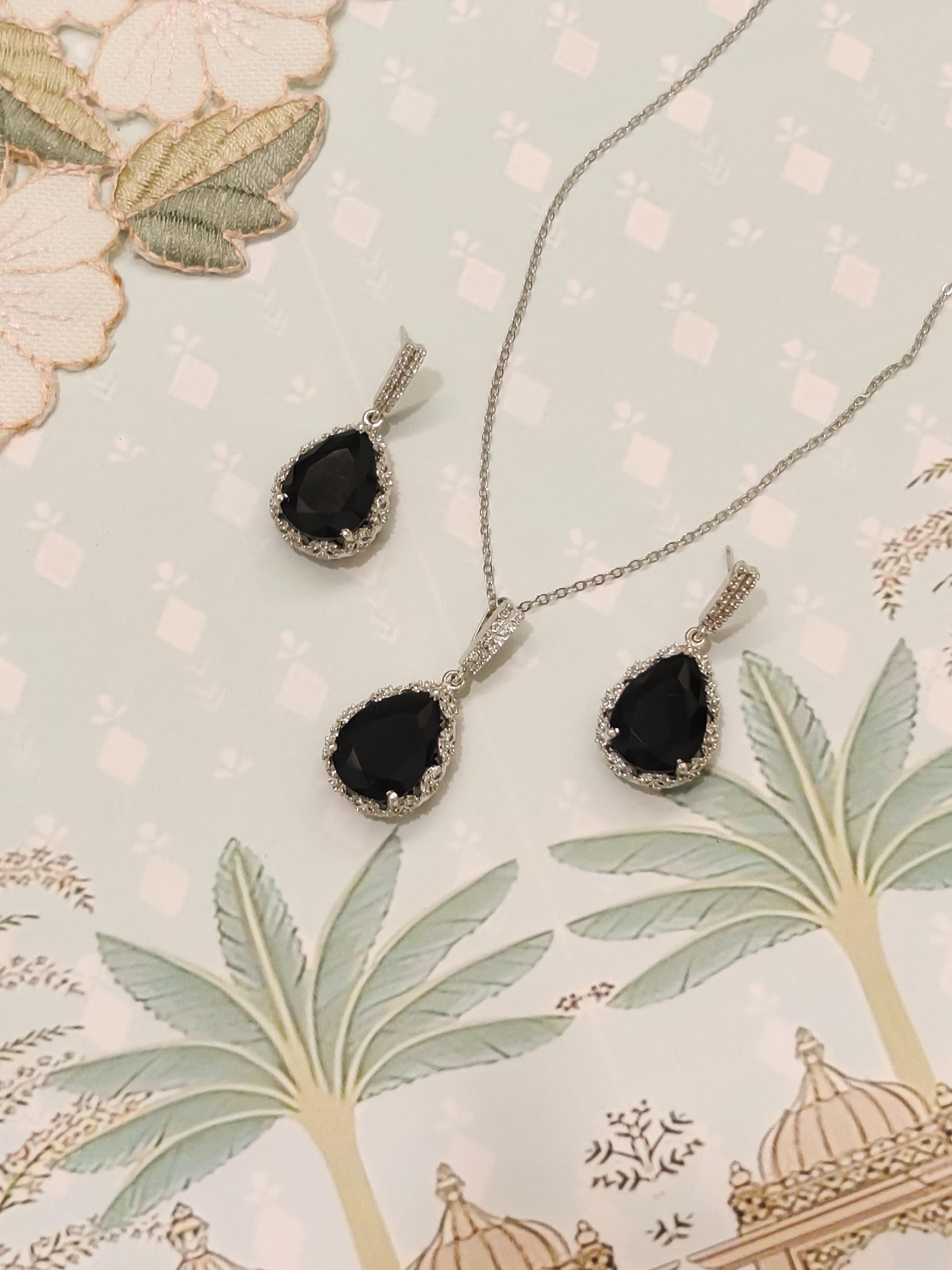 Mahi Drop Pendant Set