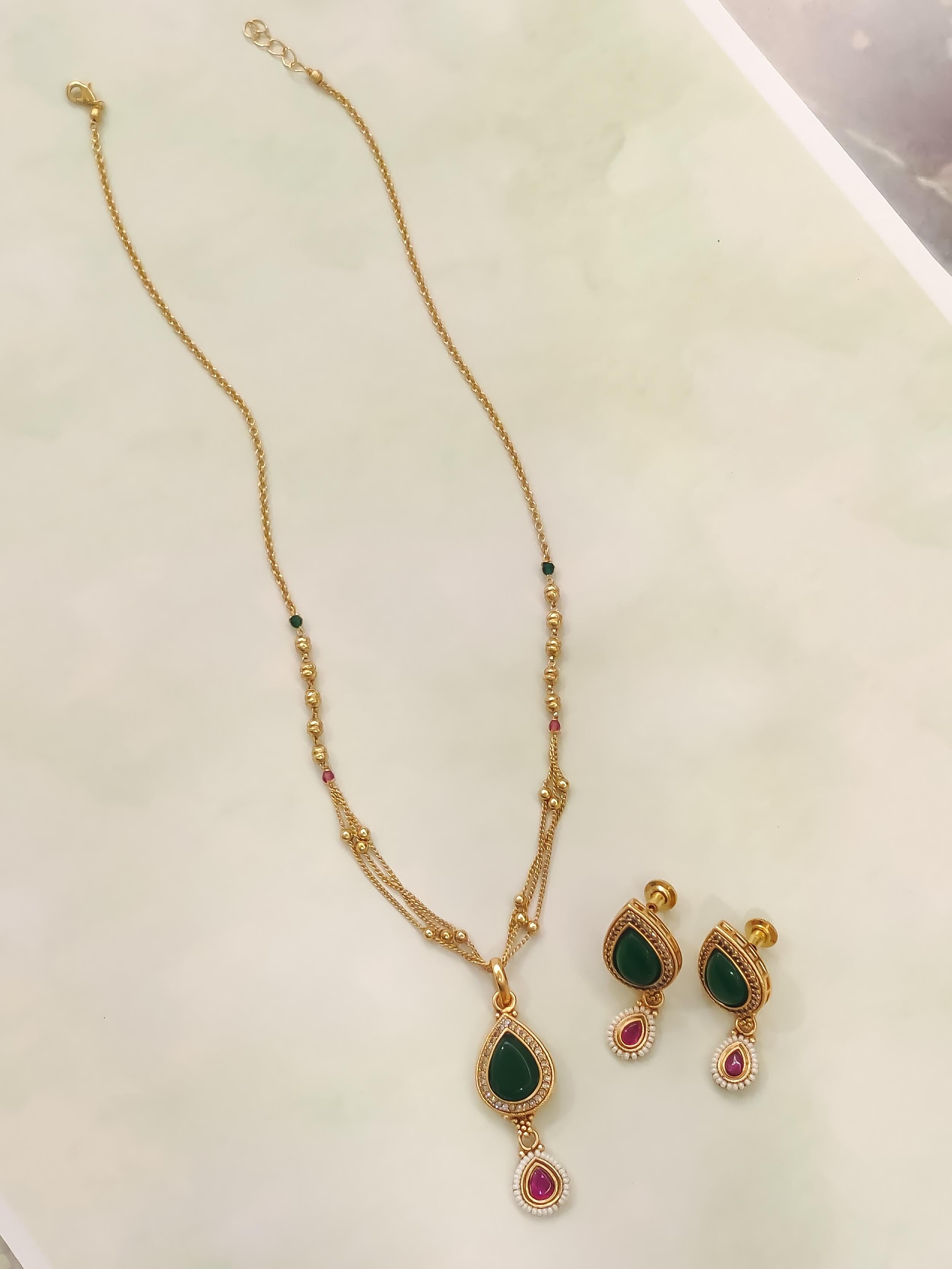 Baani Temple Pendant Set