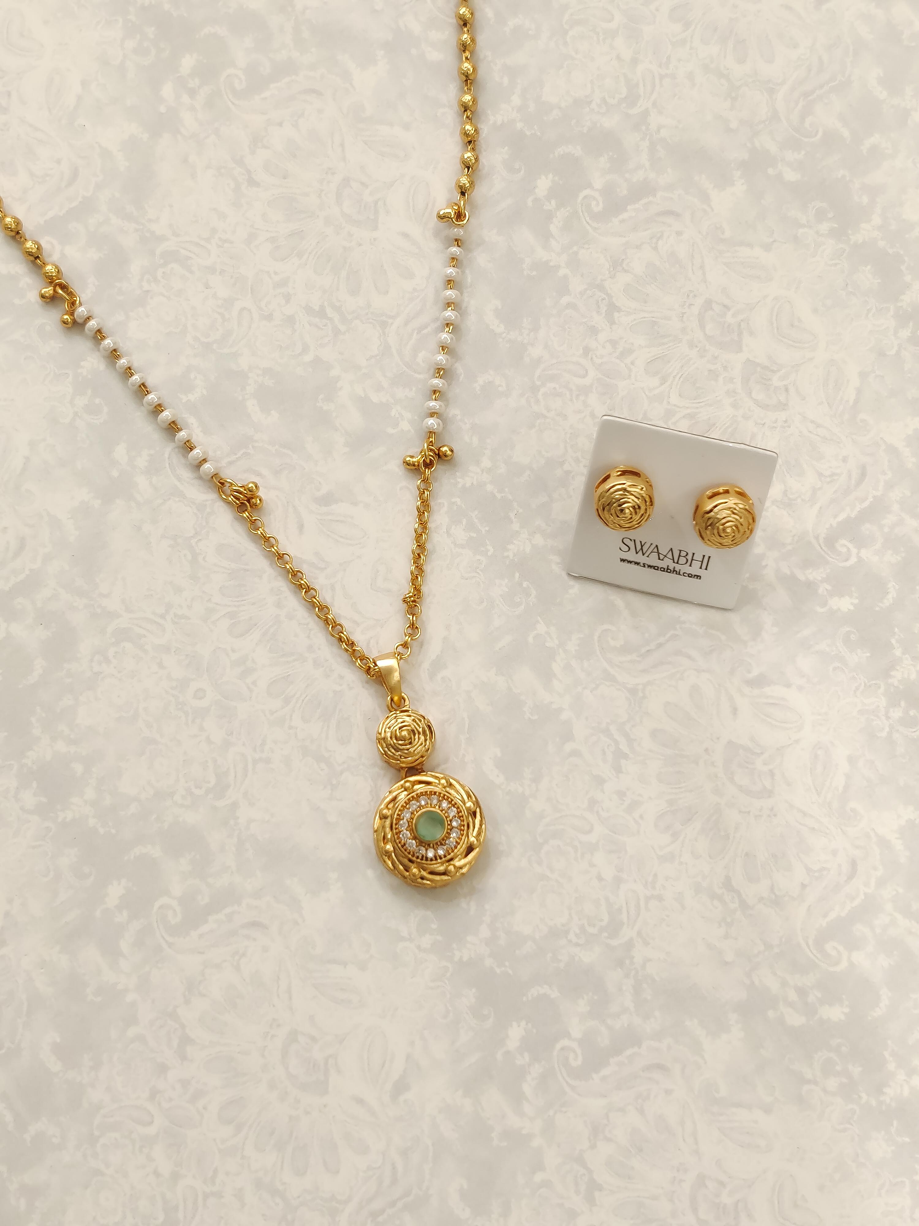 Roohi Temple Pendant Set