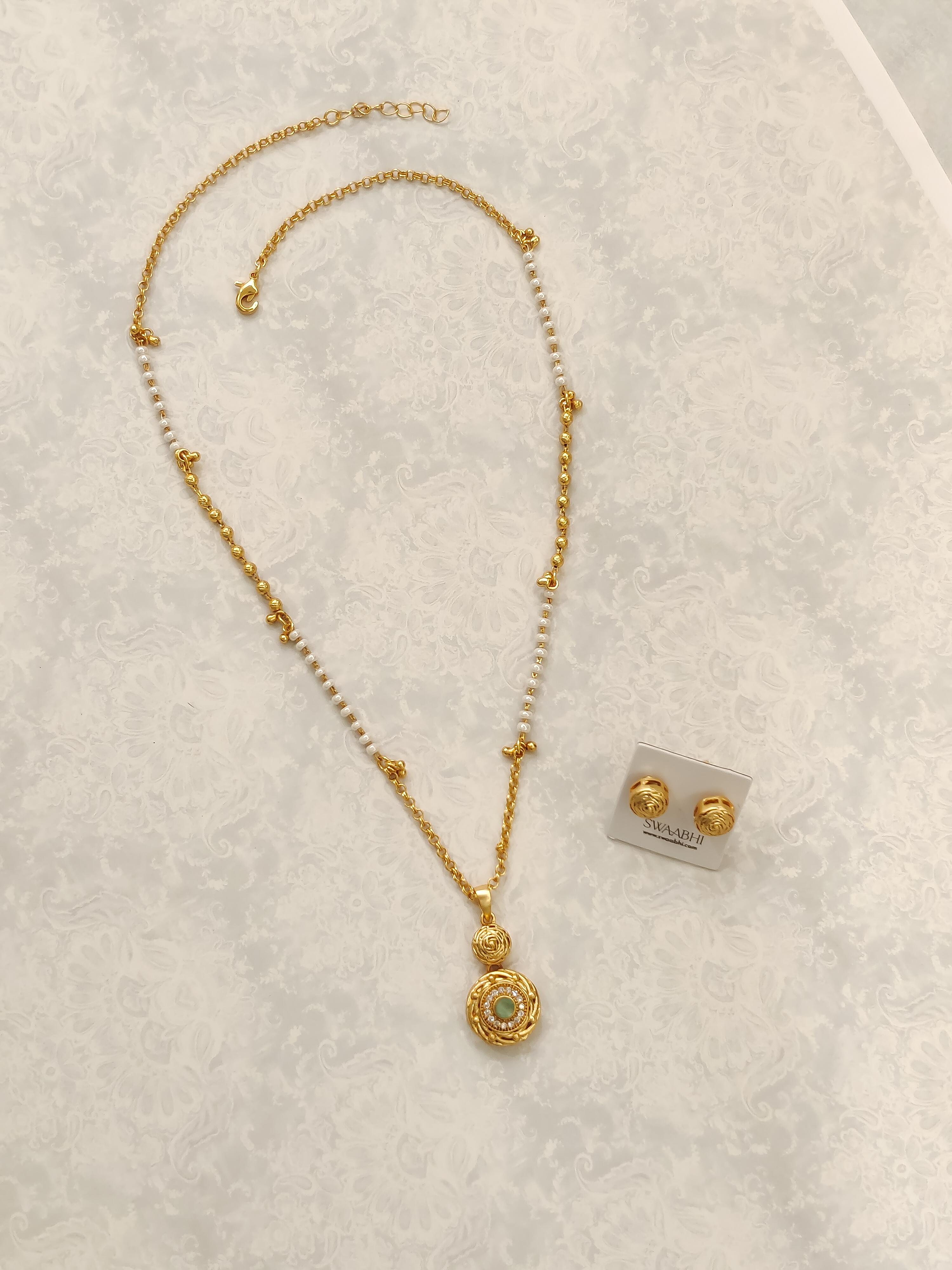 Roohi Temple Pendant Set