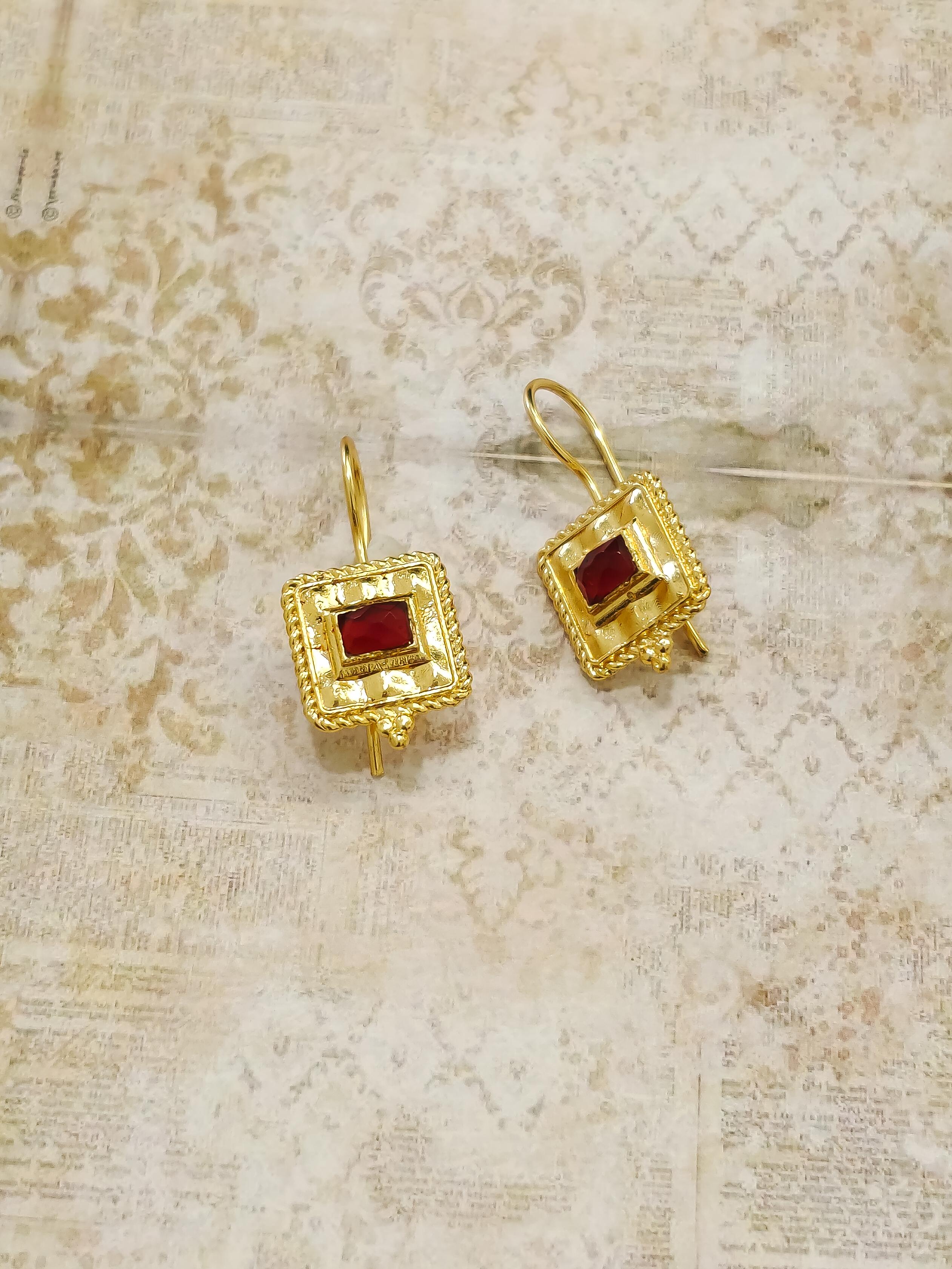 Aara Luxe Stone Earring