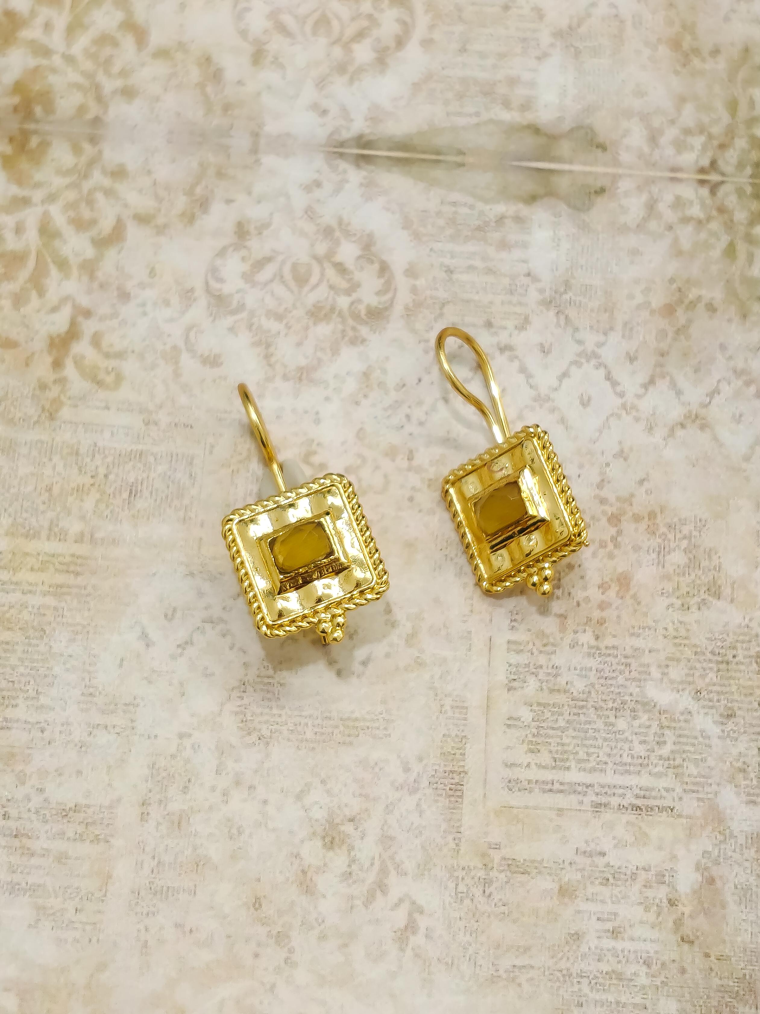 Aara Luxe Stone Earring