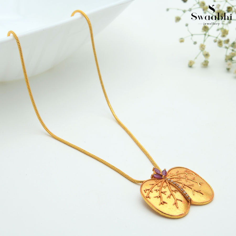 Apta Pendant Necklace