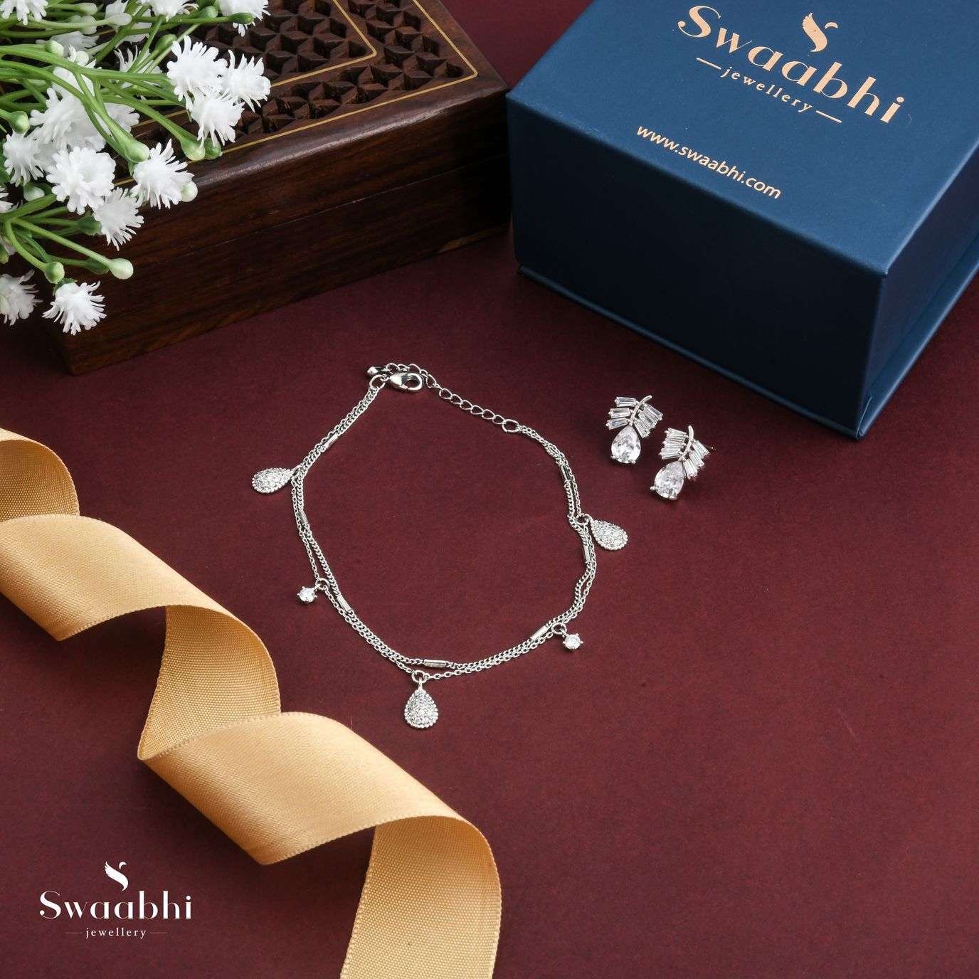 Gift Box of Couple Heart Bracelet and Hug Ring – Vembley